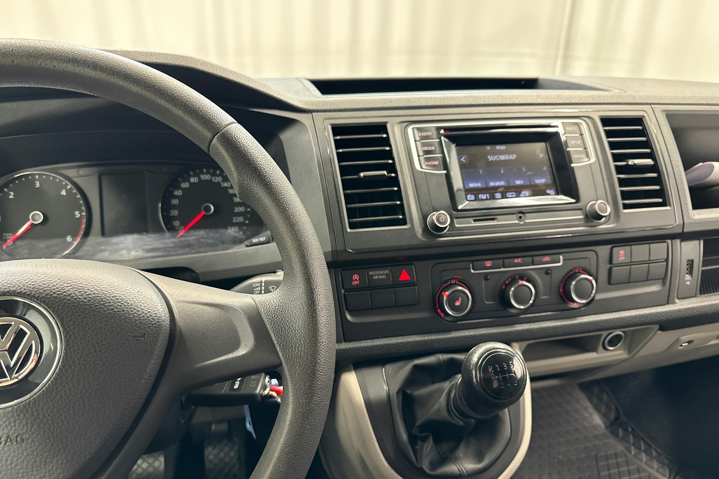 valkoinen Volkswagen Transporter 2019 kuva 17.