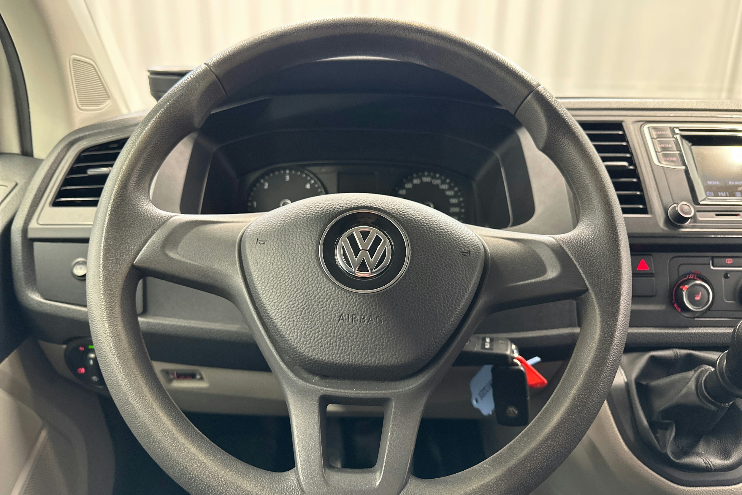 valkoinen Volkswagen Transporter 2019 kuva 18.