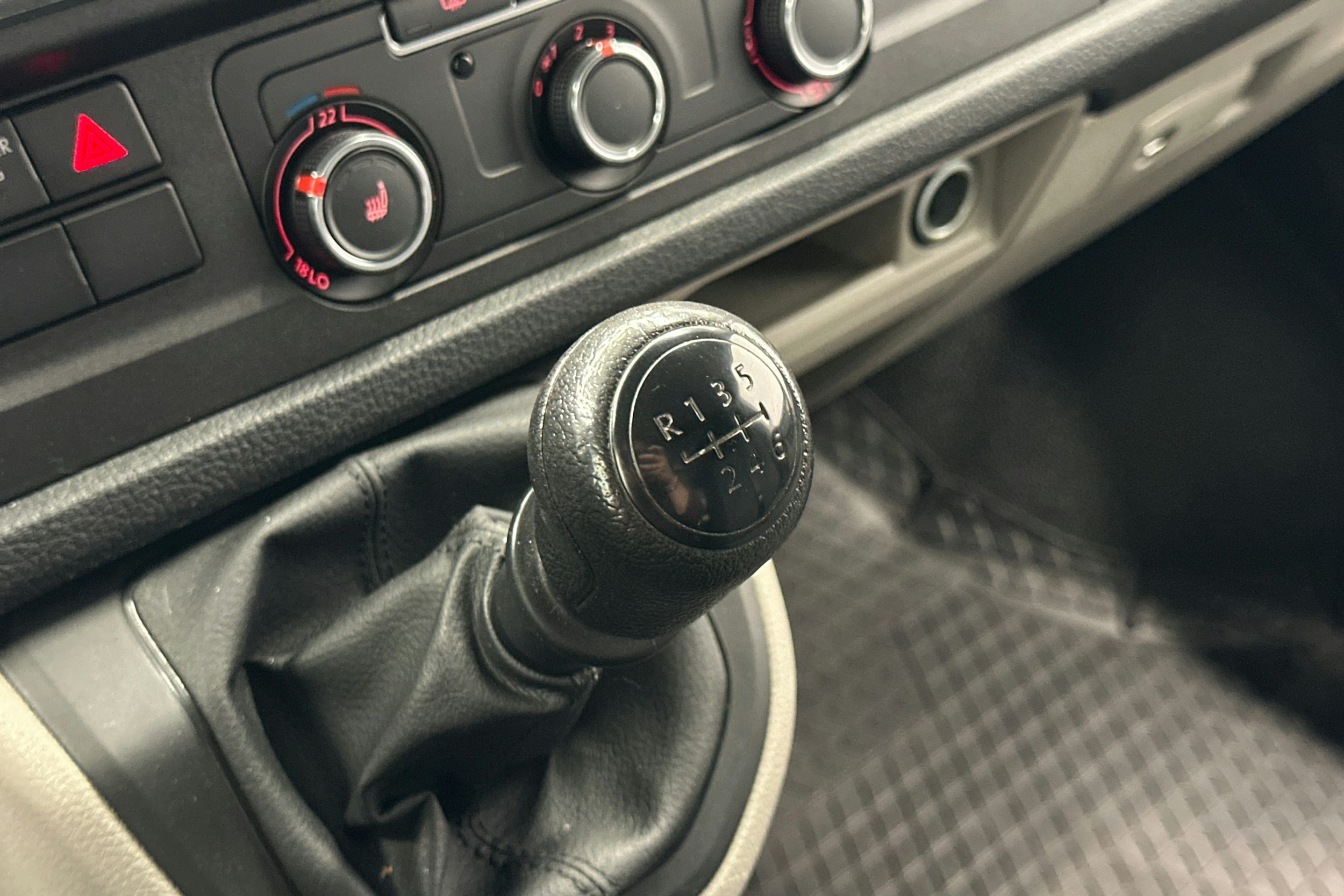 valkoinen Volkswagen Transporter 2019 kuva 22.