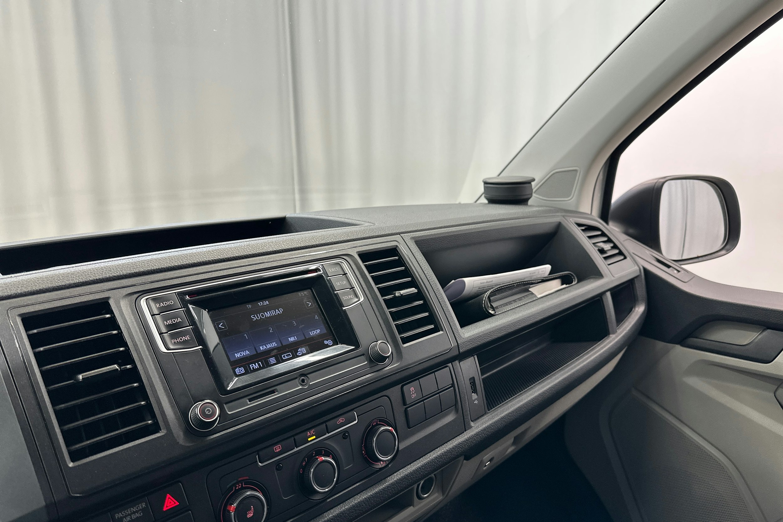 valkoinen Volkswagen Transporter 2019 kuva 23.