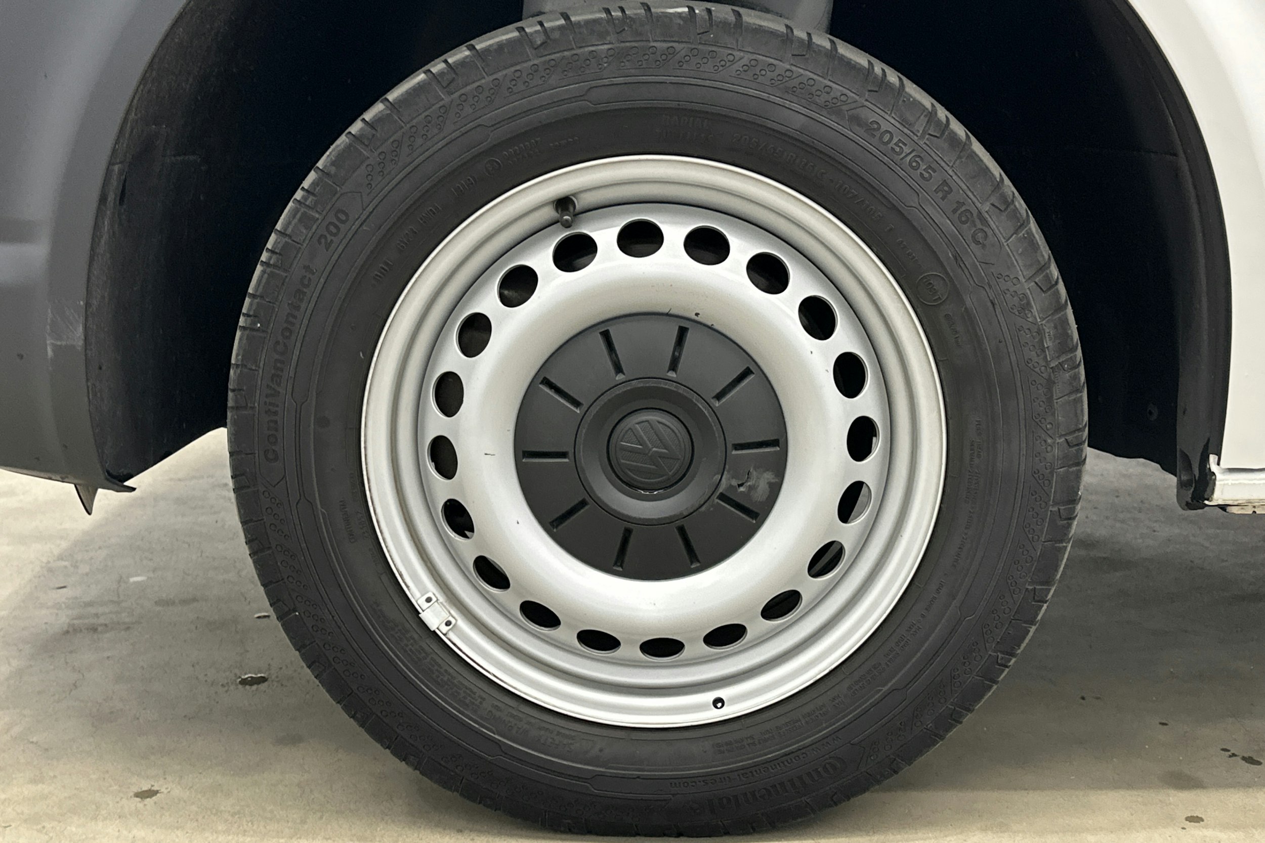 valkoinen Volkswagen Transporter 2019 kuva 25.