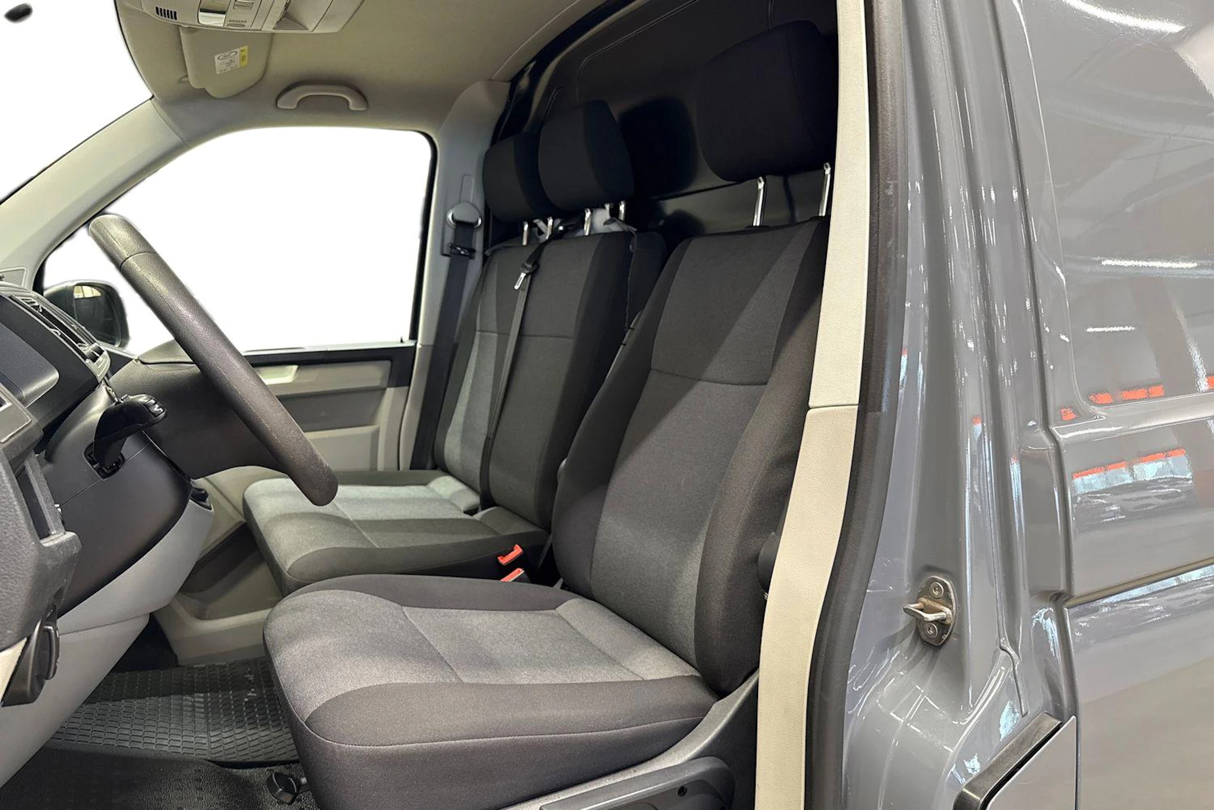 harmaa Volkswagen Transporter 2019 kuva 9.