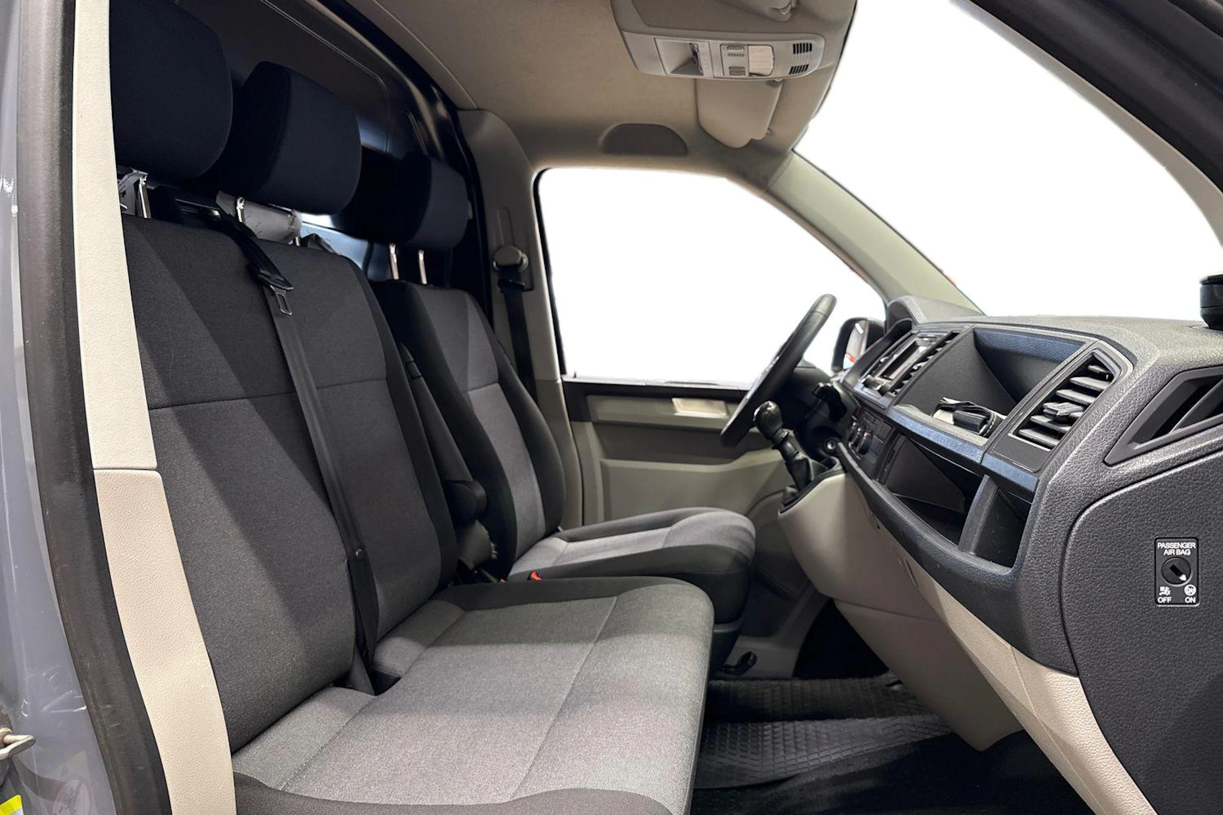 harmaa Volkswagen Transporter 2019 kuva 11.