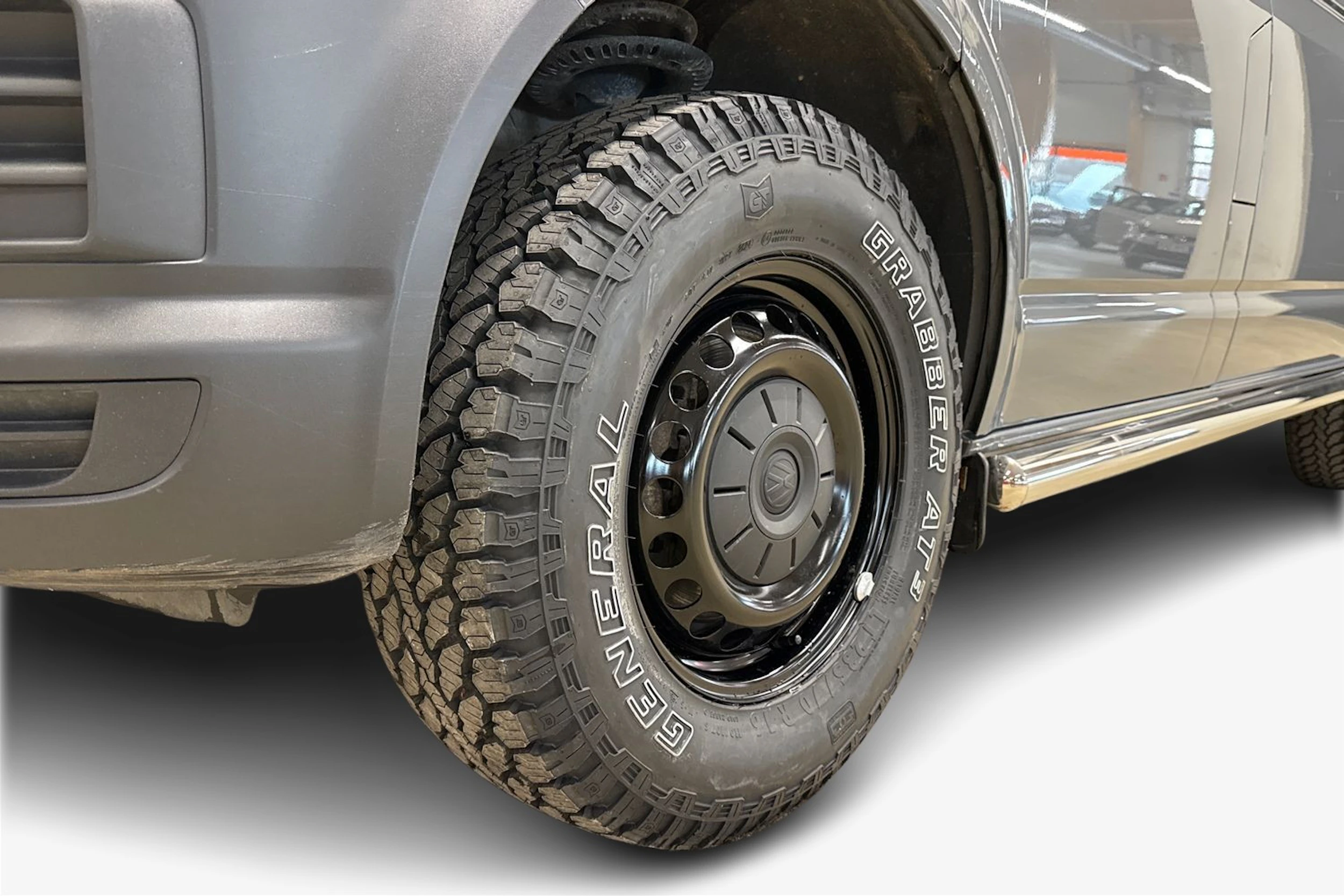 harmaa Volkswagen Transporter 2019 kuva 12.