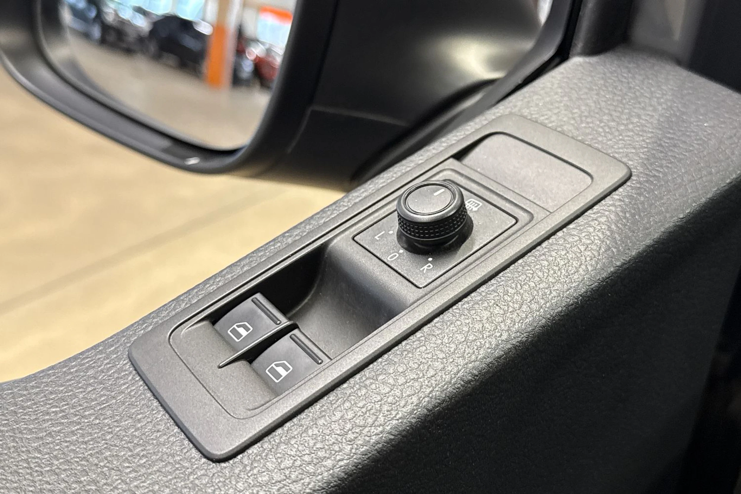 harmaa Volkswagen Transporter 2019 kuva 13.