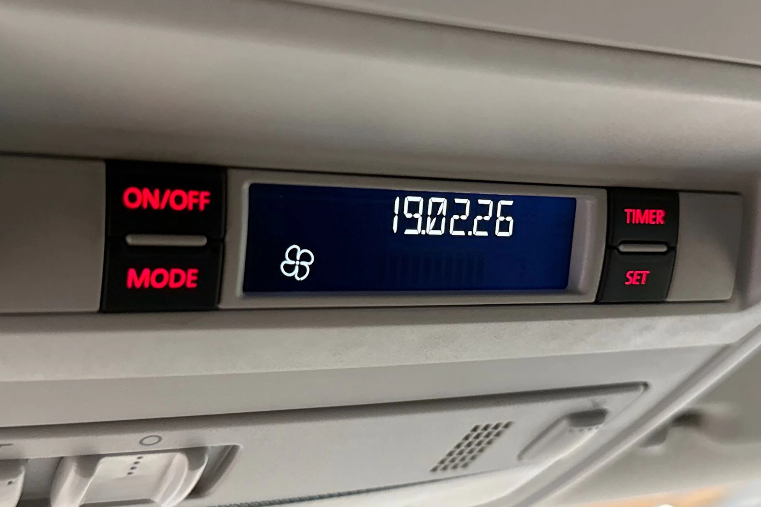 harmaa Volkswagen Transporter 2019 kuva 22.