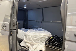 harmaa Volkswagen Transporter 2019 kuva 24.