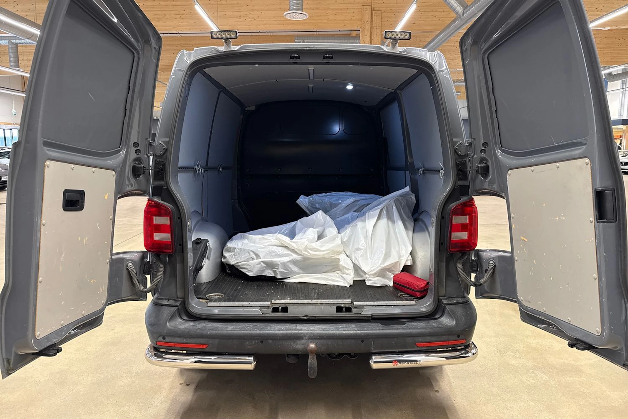 harmaa Volkswagen Transporter 2019 kuva 25.