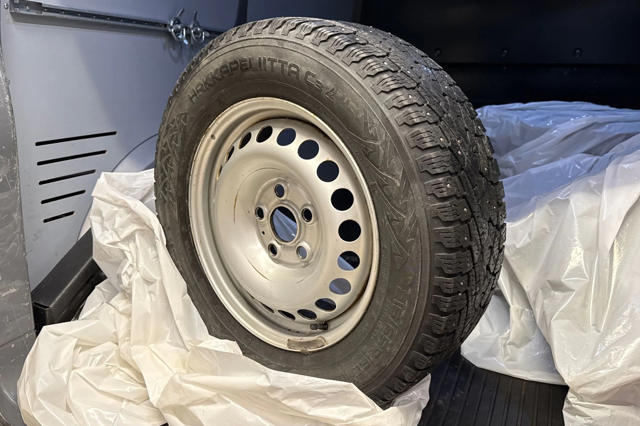 harmaa Volkswagen Transporter 2019 kuva 26.