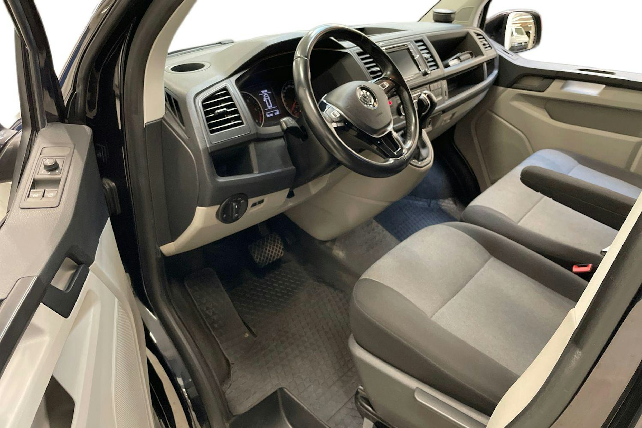 musta Volkswagen Transporter 2019 kuva 6.