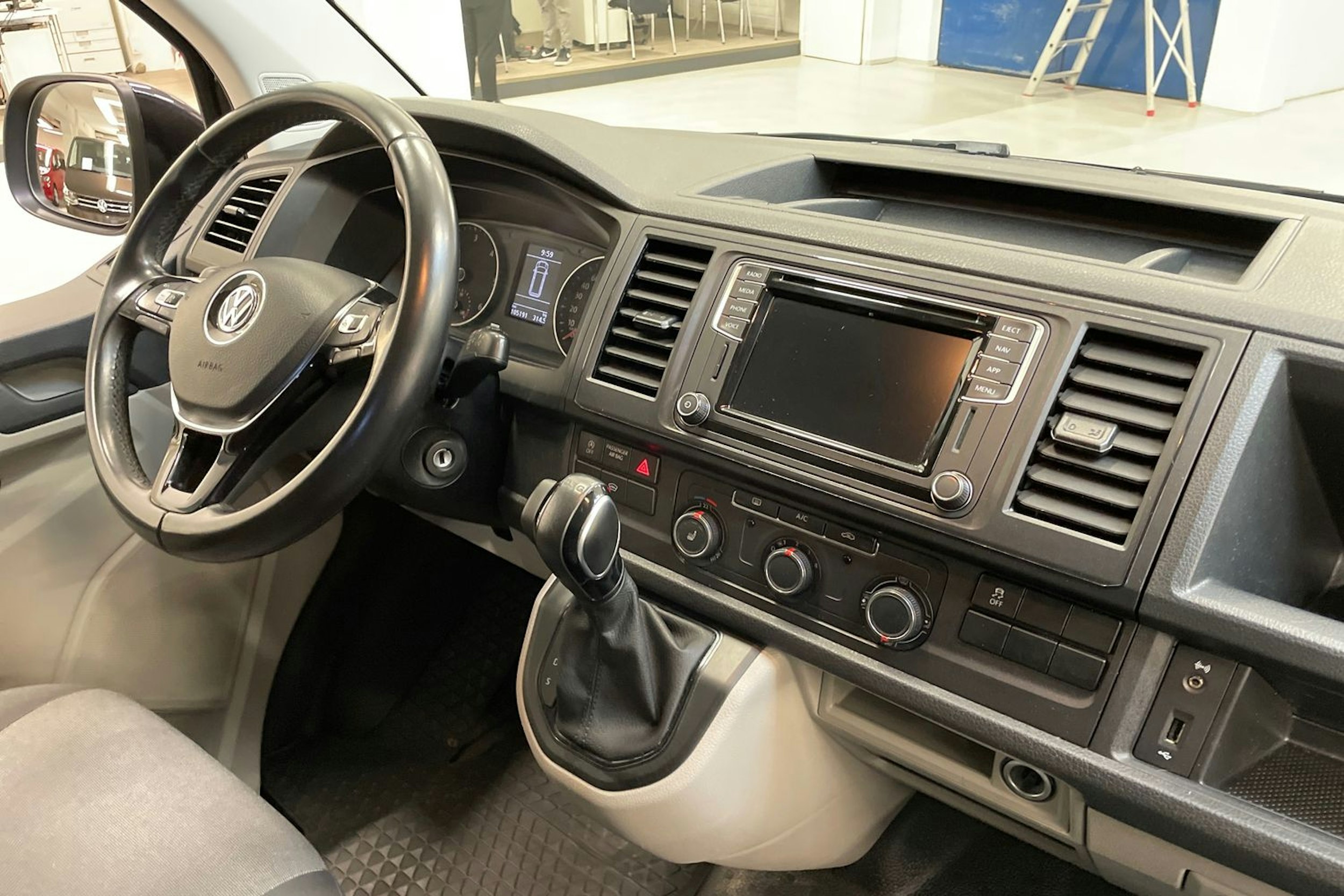 musta Volkswagen Transporter 2019 kuva 10.