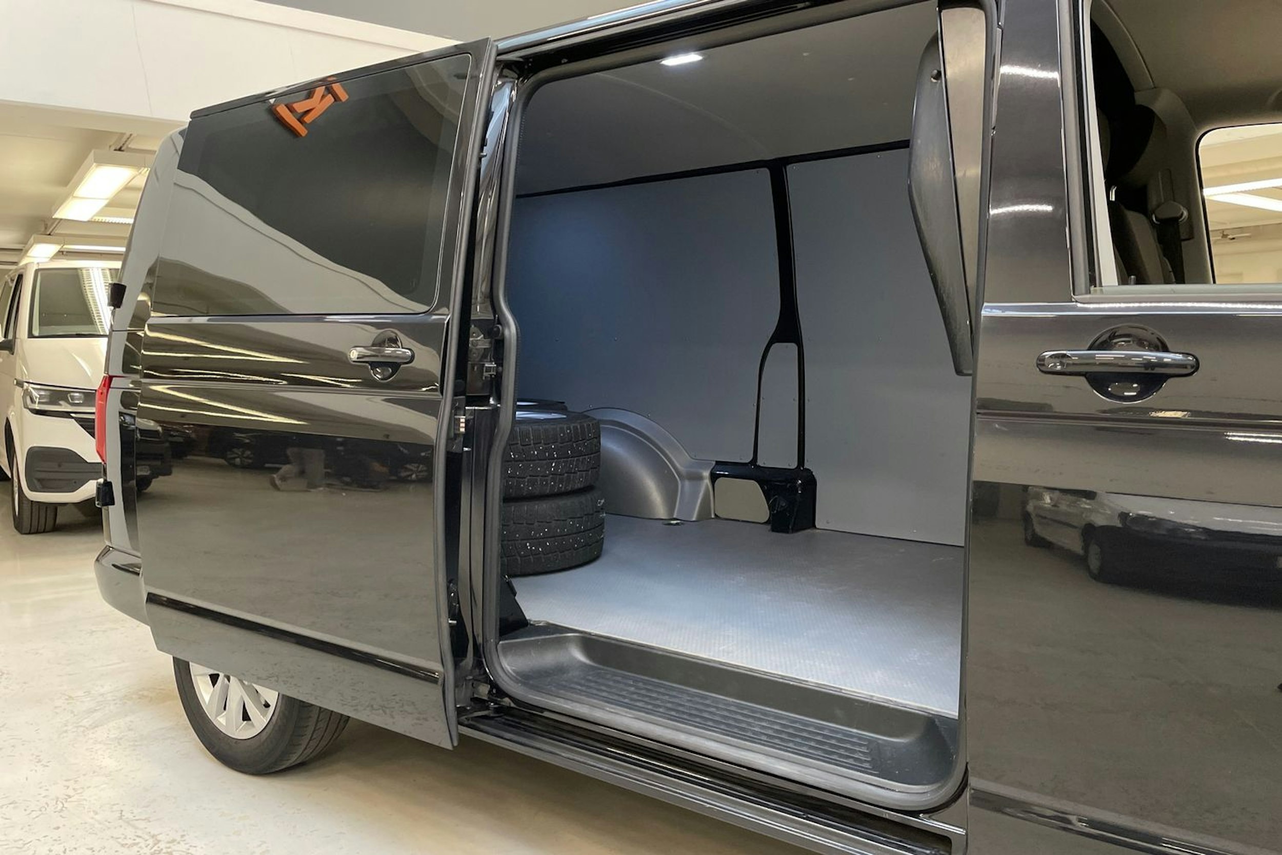 musta Volkswagen Transporter 2019 kuva 12.