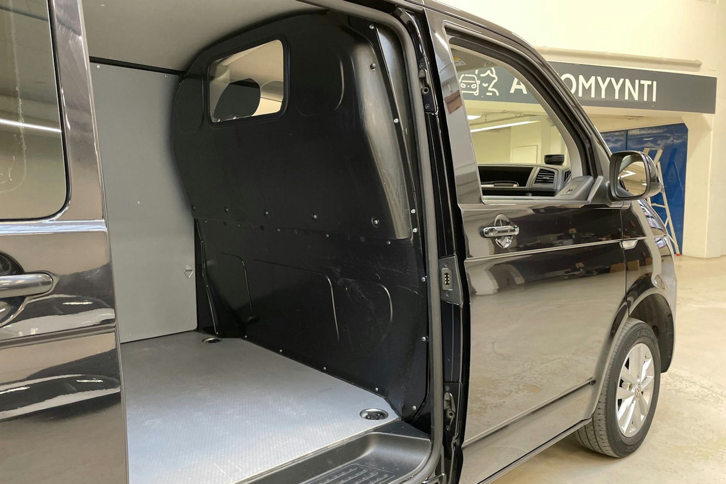 musta Volkswagen Transporter 2019 kuva 13.