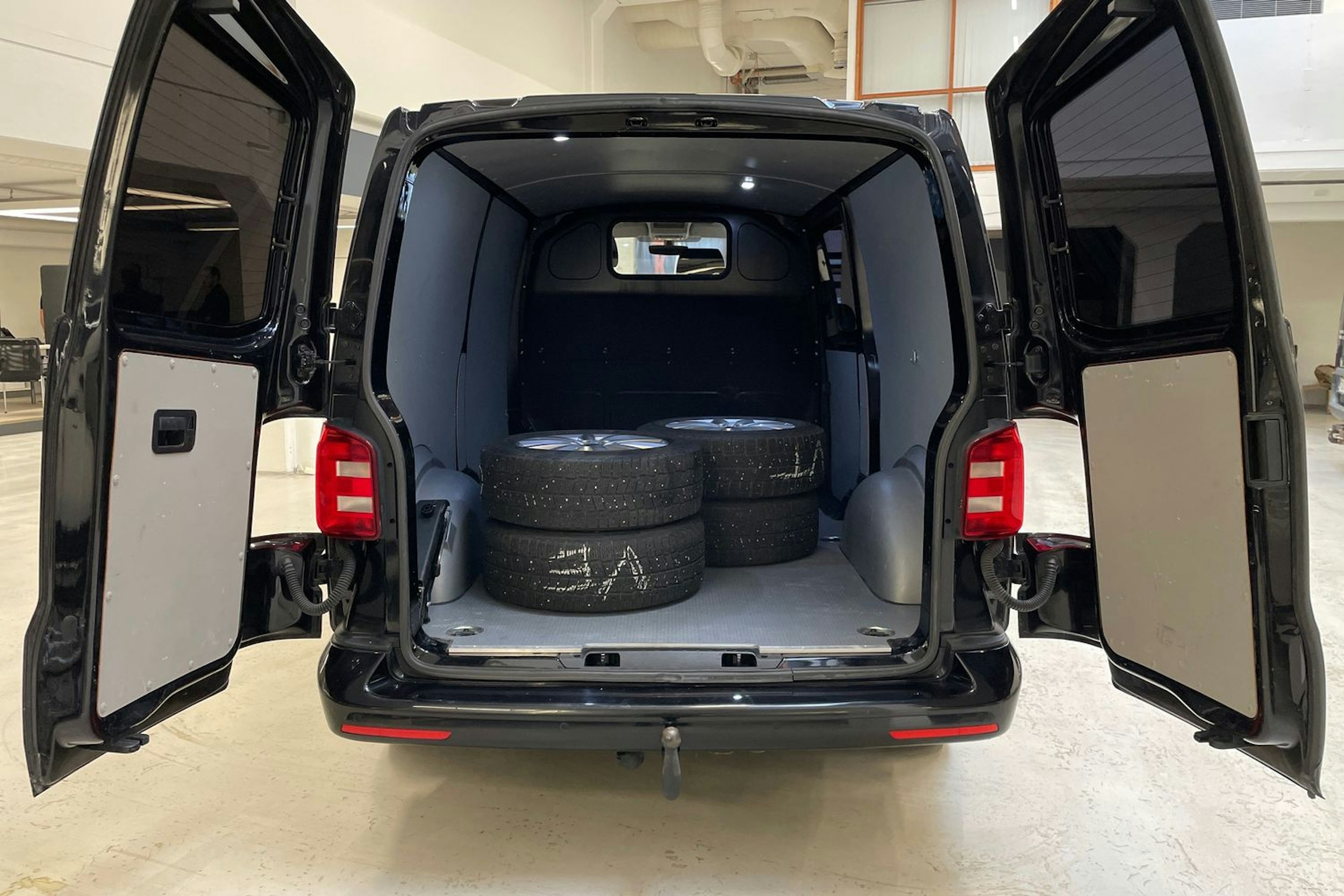 musta Volkswagen Transporter 2019 kuva 15.