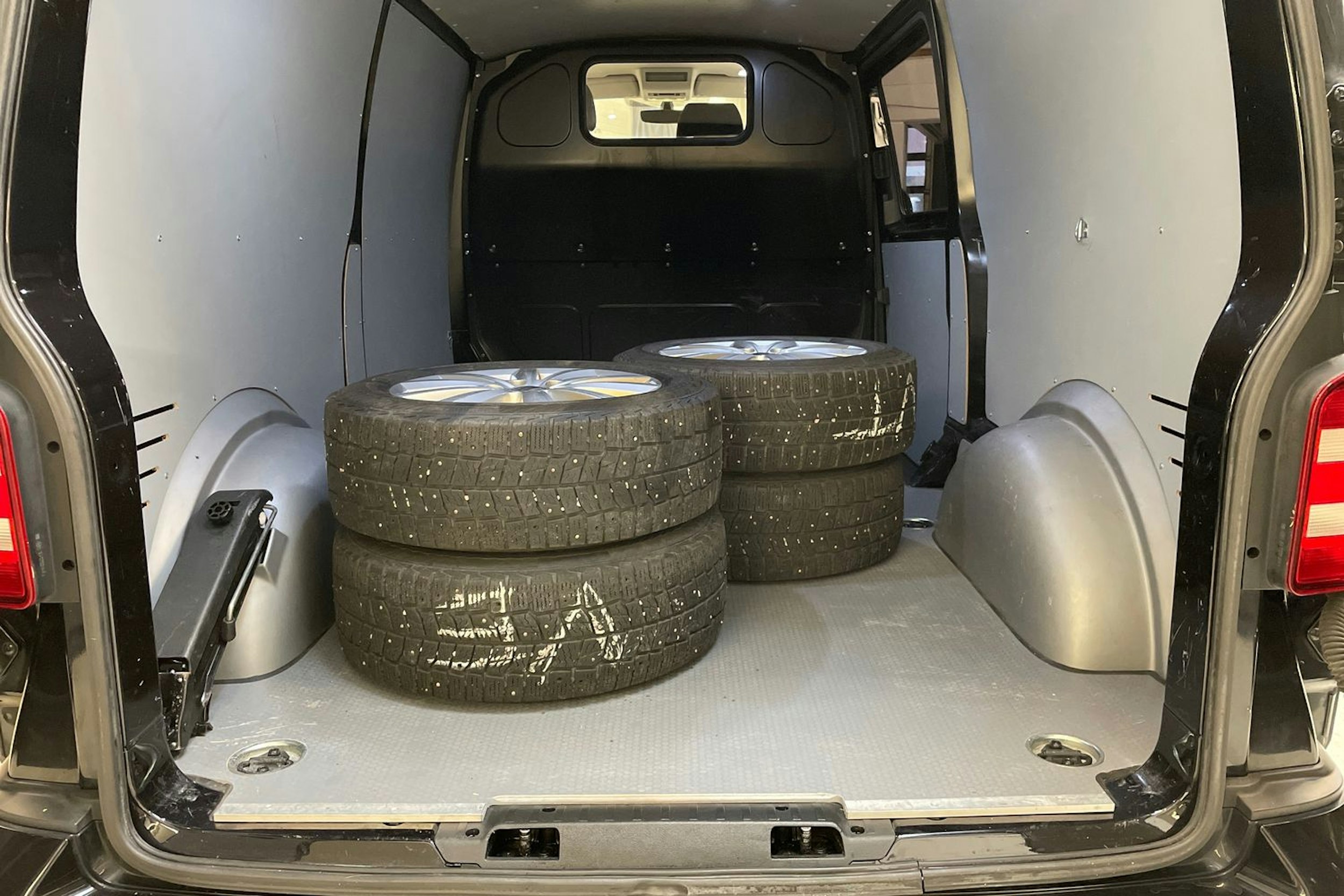 musta Volkswagen Transporter 2019 kuva 16.