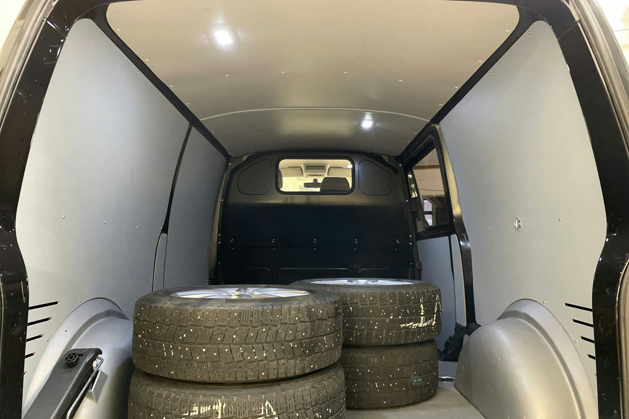 musta Volkswagen Transporter 2019 kuva 17.