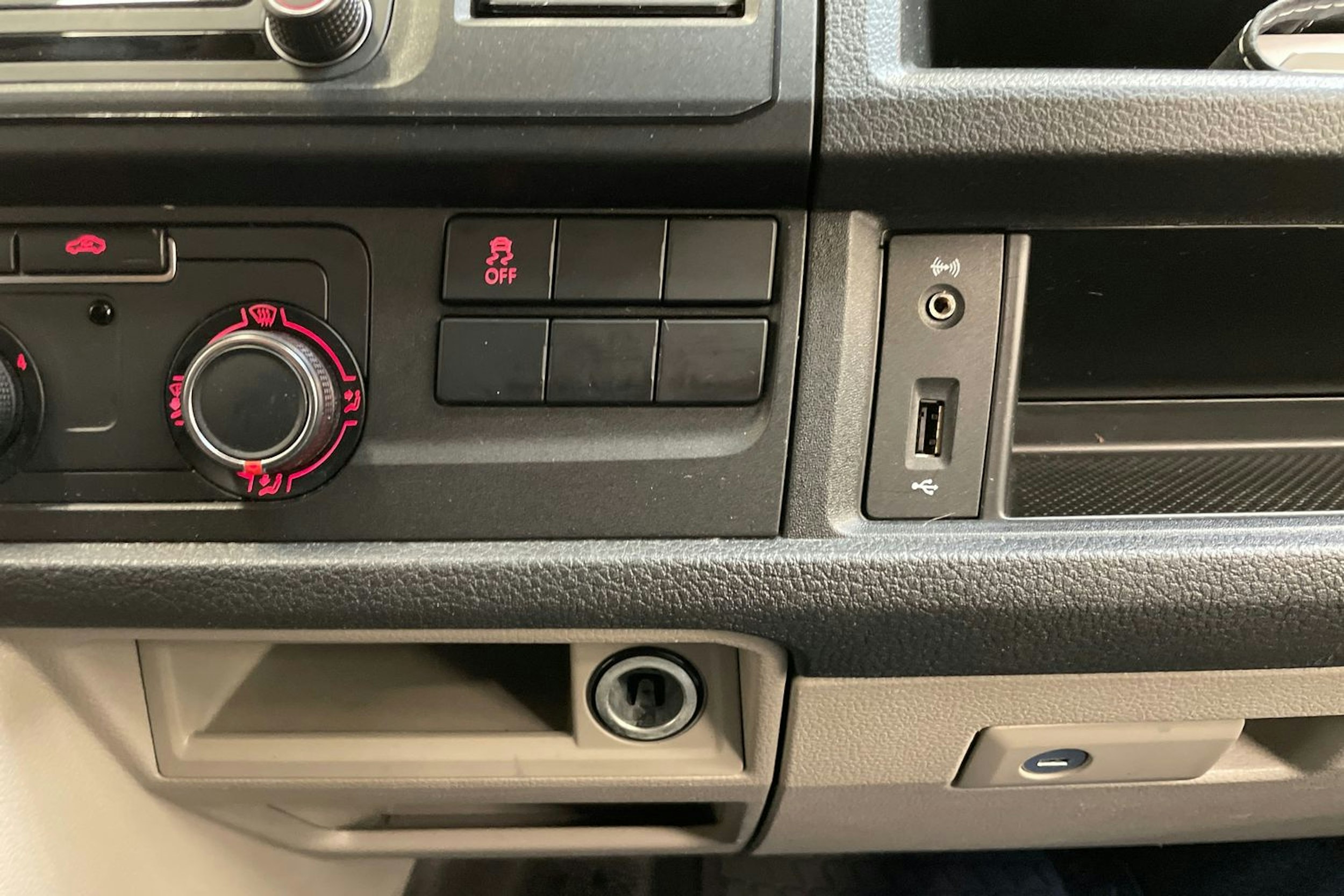 musta Volkswagen Transporter 2019 kuva 29.