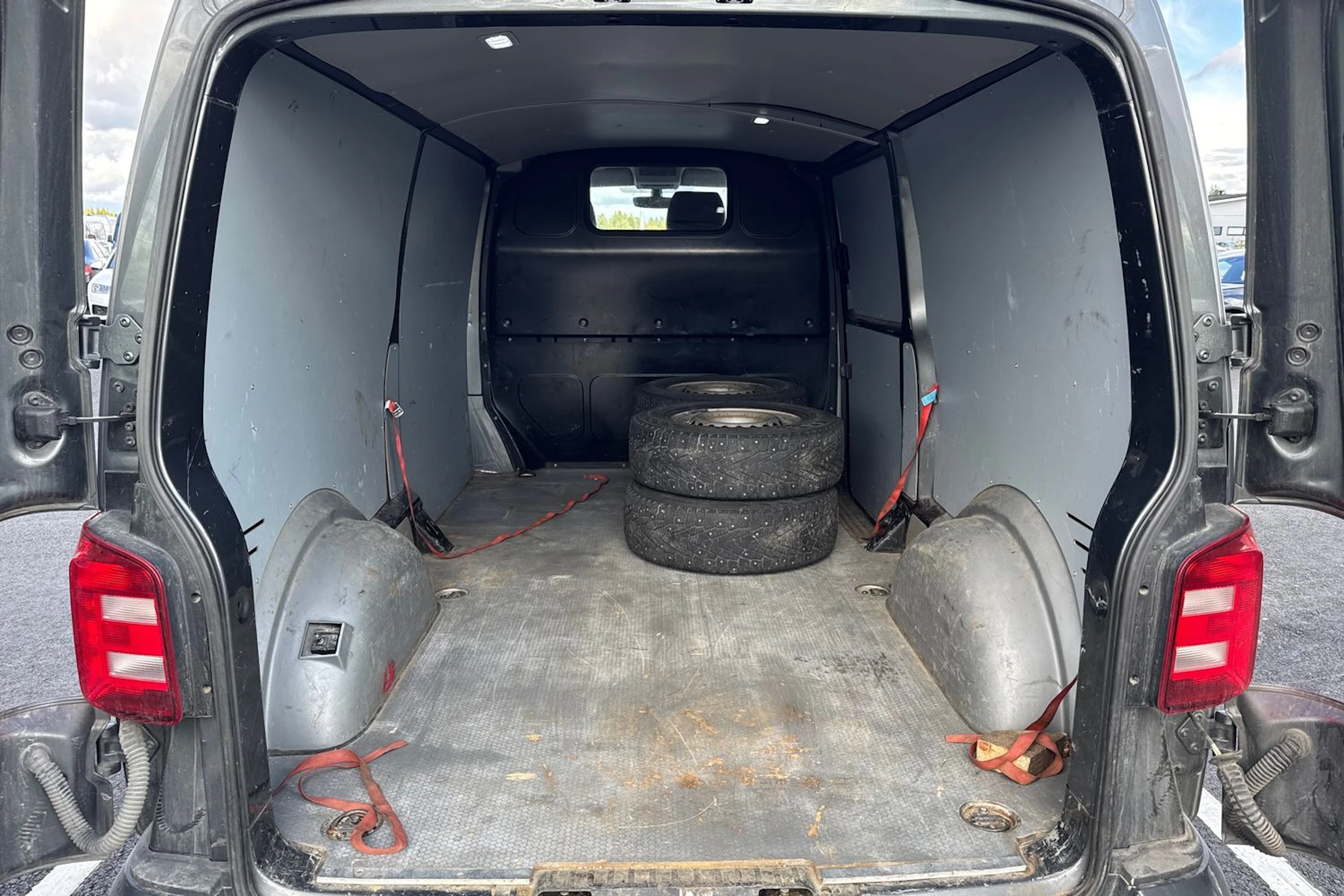 Harmaa Volkswagen Transporter 2019 kuva 4.