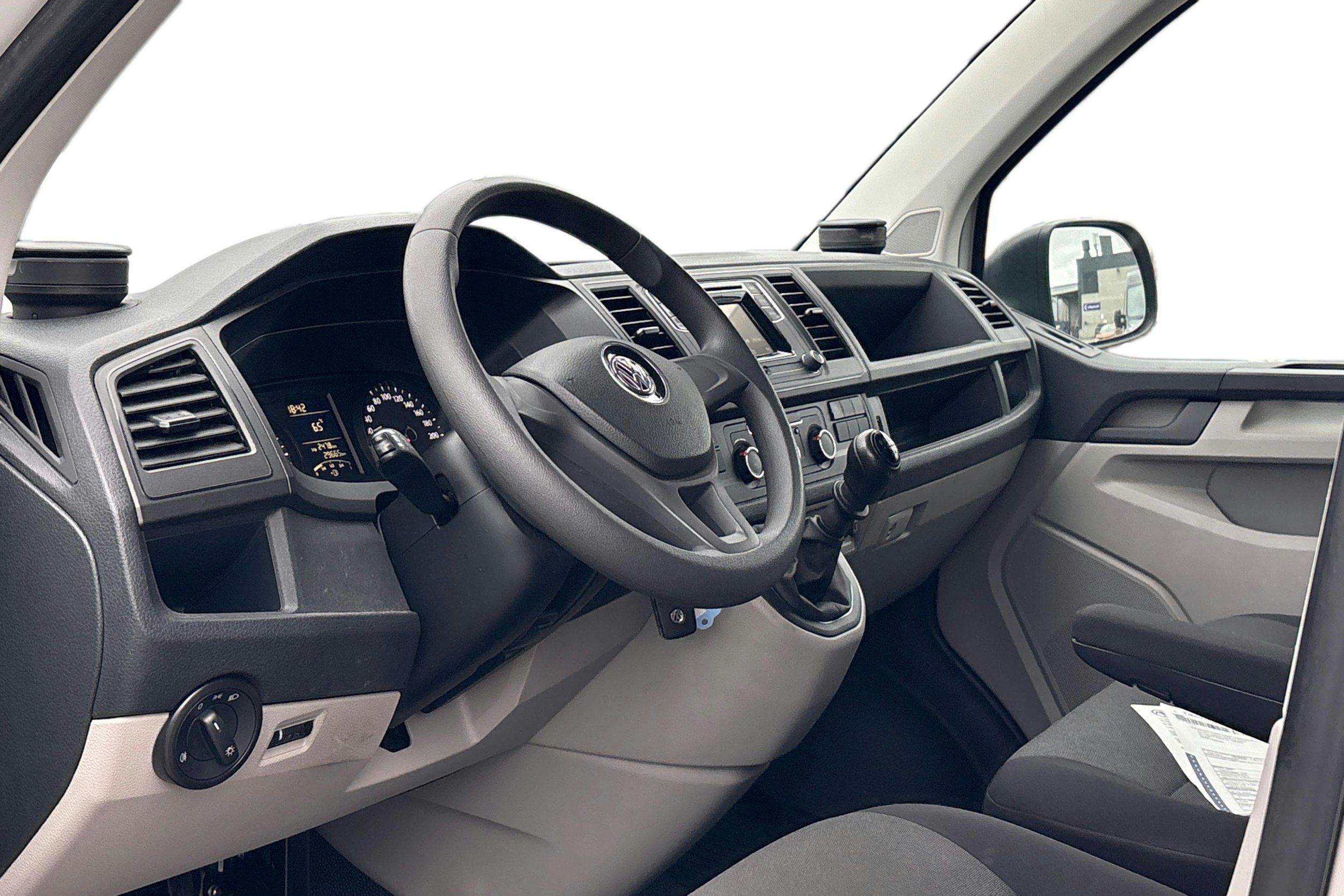 valkoinen Volkswagen Transporter 2019 kuva 3.