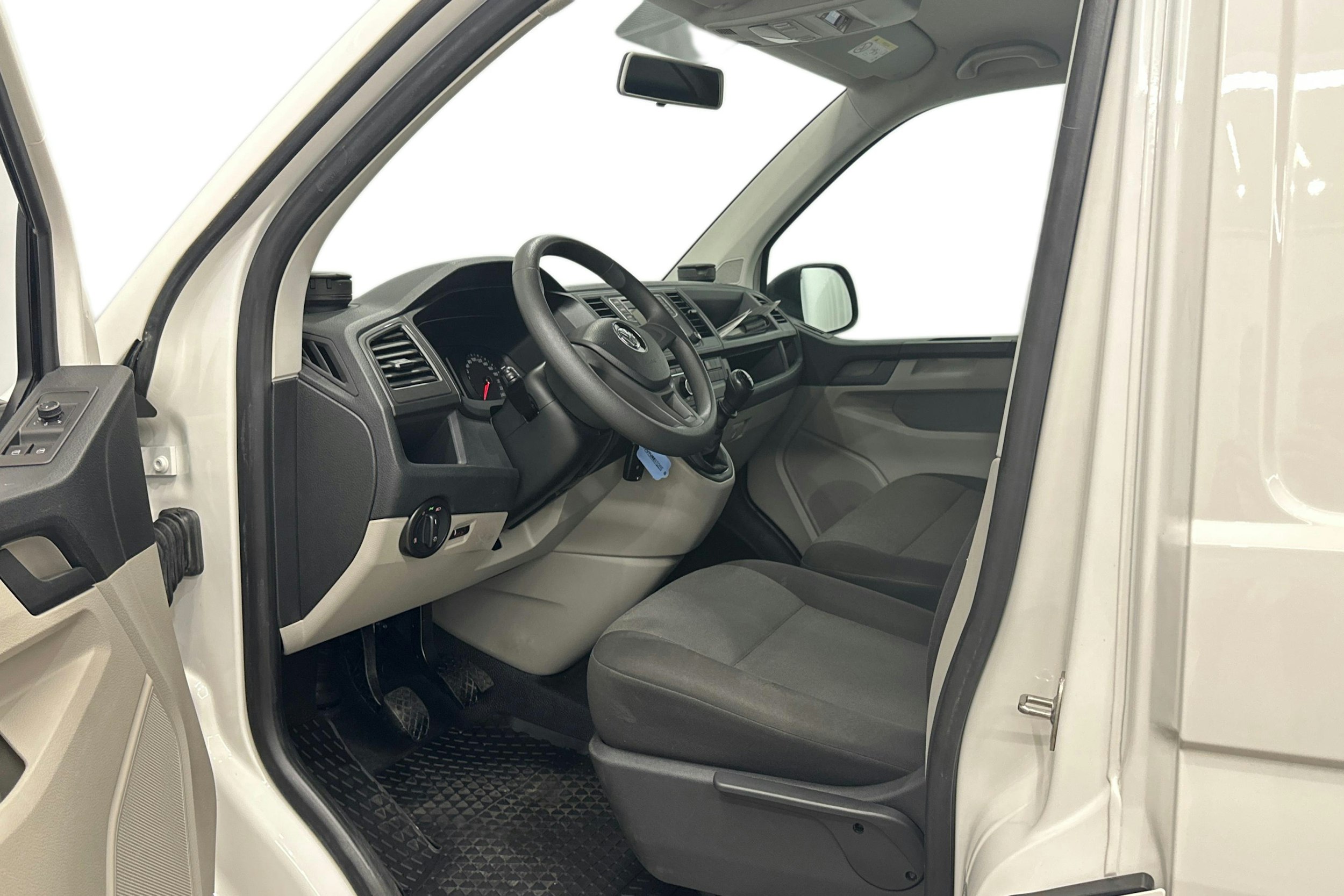 valkoinen Volkswagen Transporter 2019 kuva 6.