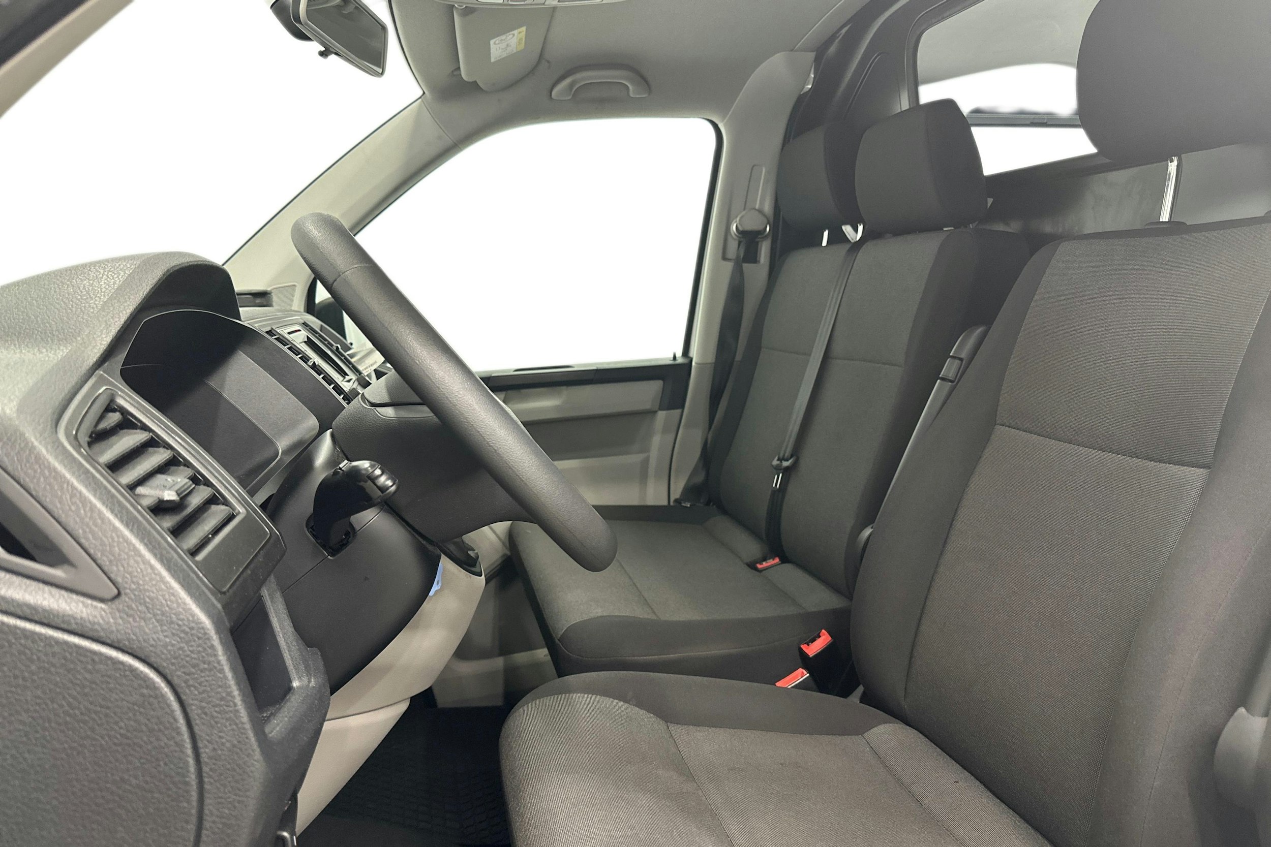 valkoinen Volkswagen Transporter 2019 kuva 8.