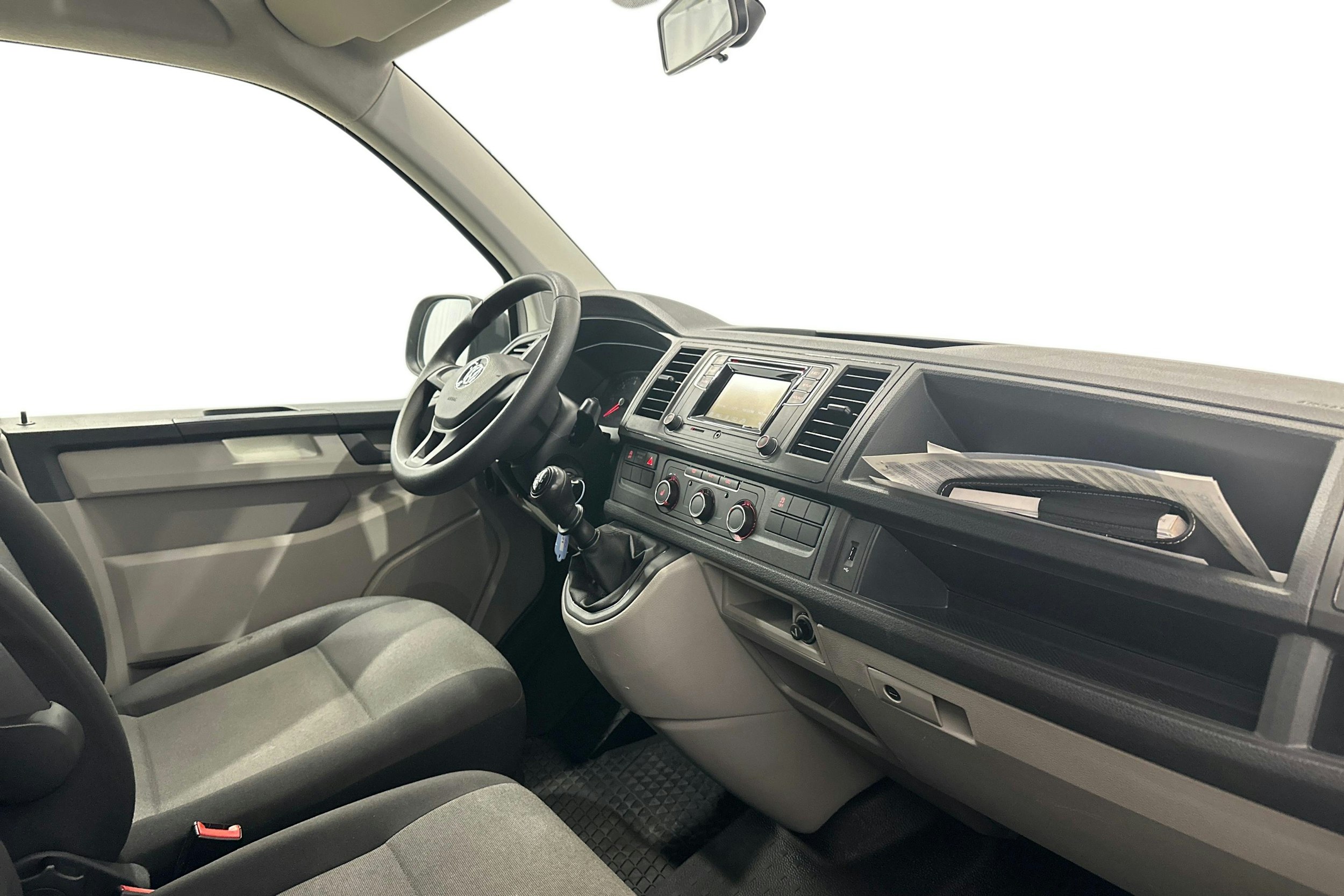 valkoinen Volkswagen Transporter 2019 kuva 9.