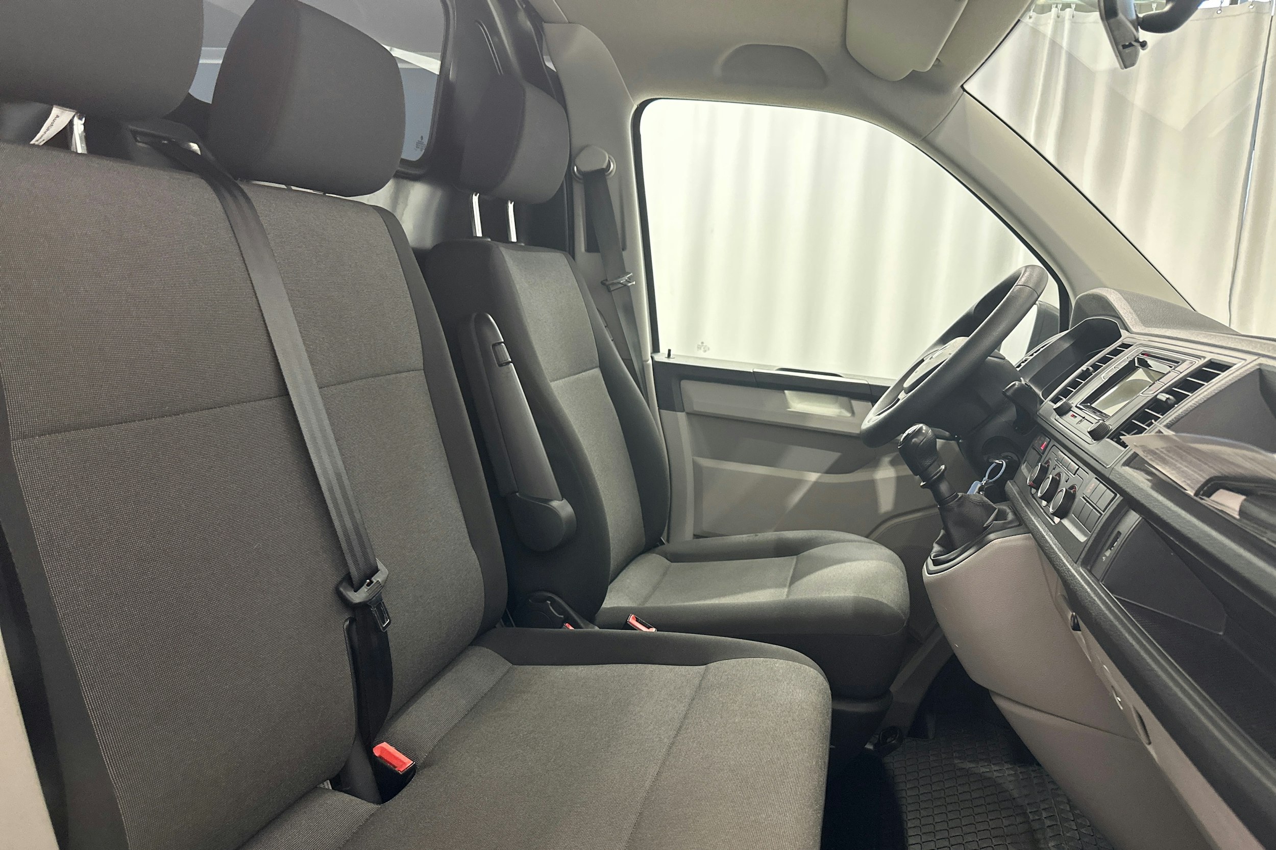 valkoinen Volkswagen Transporter 2019 kuva 10.