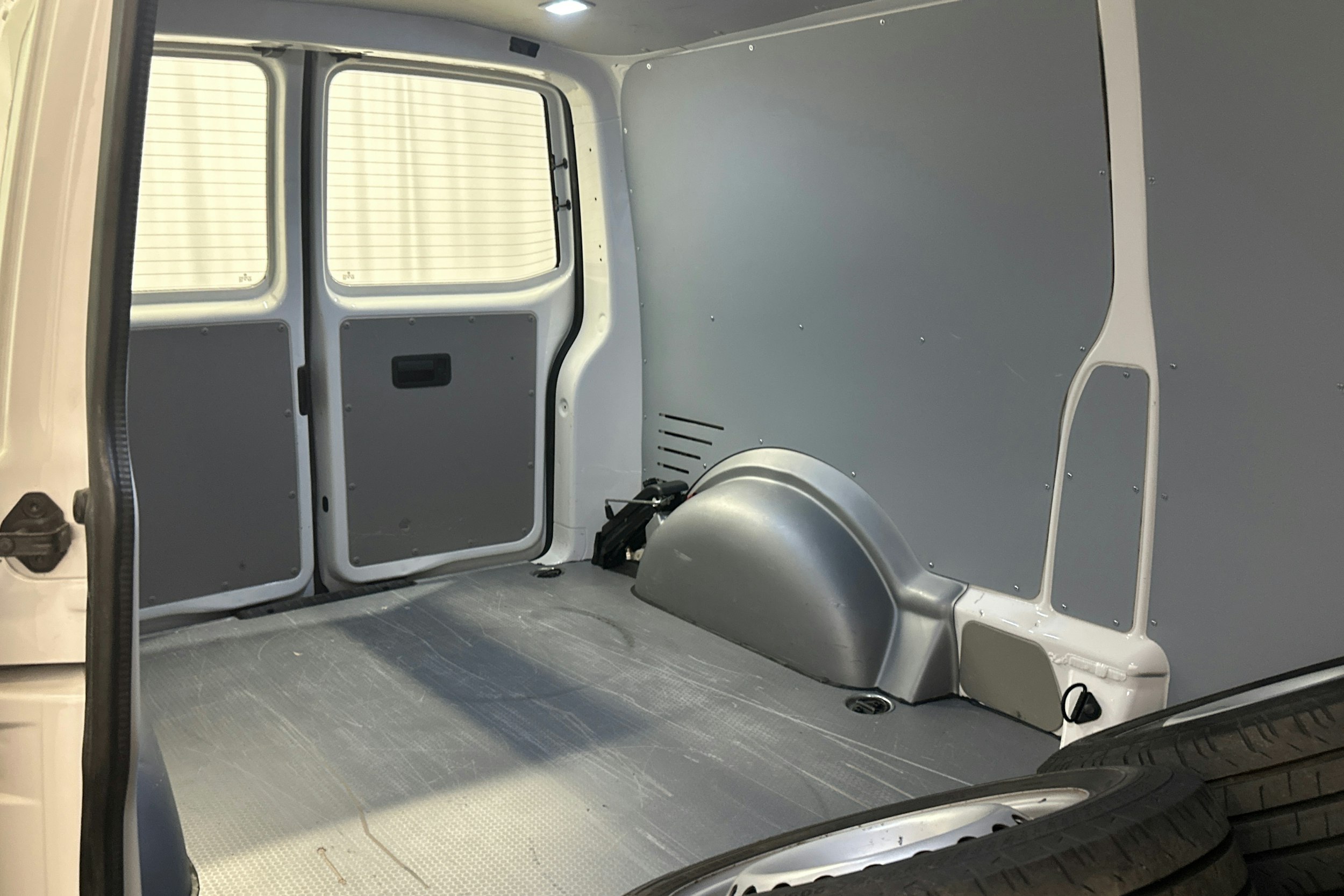 valkoinen Volkswagen Transporter 2019 kuva 13.