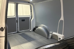 valkoinen Volkswagen Transporter 2019 kuva 13.