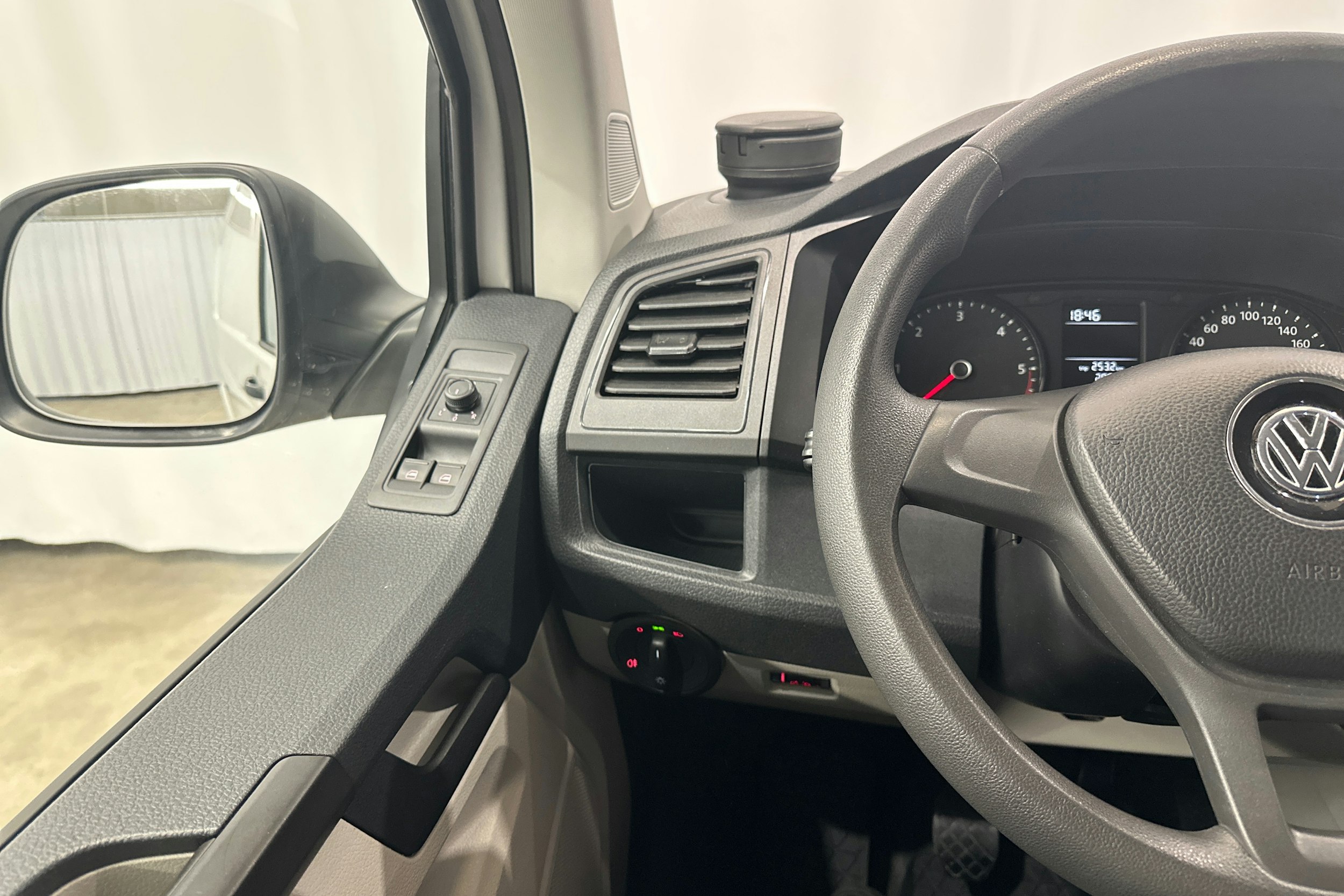 valkoinen Volkswagen Transporter 2019 kuva 16.