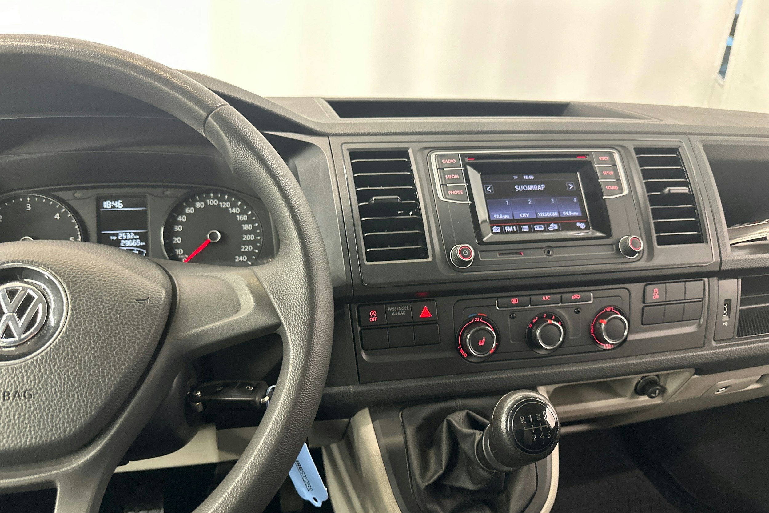 valkoinen Volkswagen Transporter 2019 kuva 17.