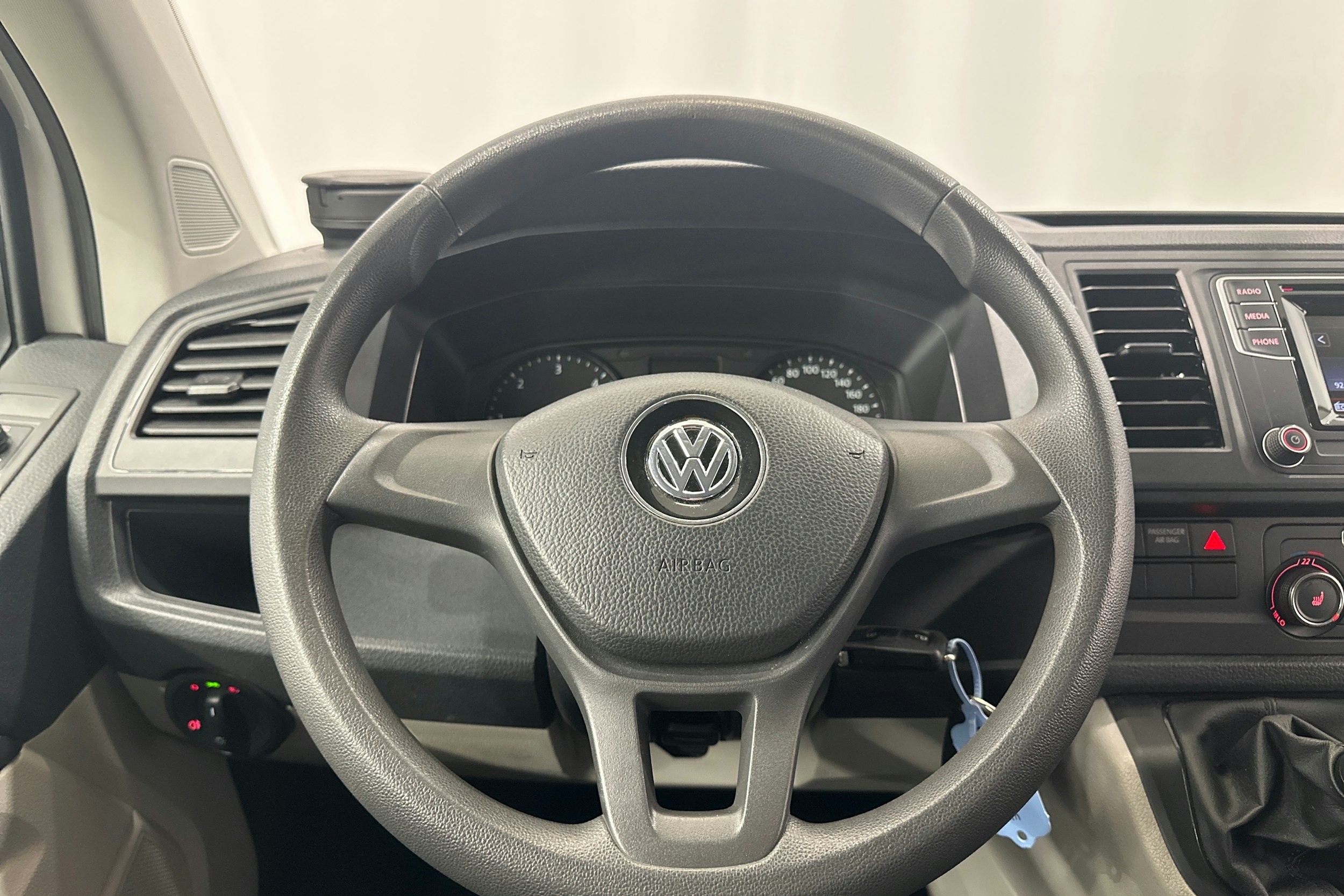 valkoinen Volkswagen Transporter 2019 kuva 18.