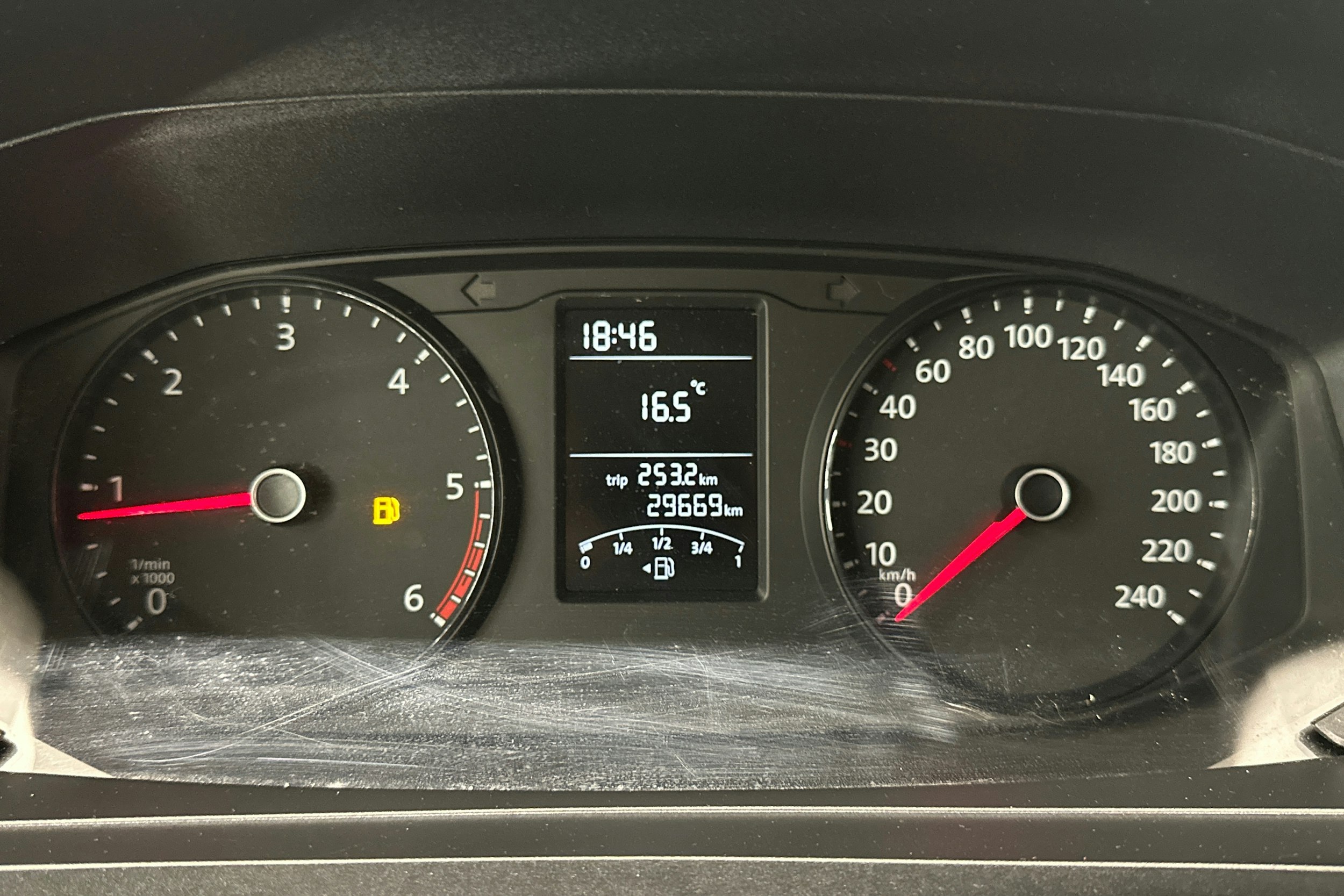 valkoinen Volkswagen Transporter 2019 kuva 19.