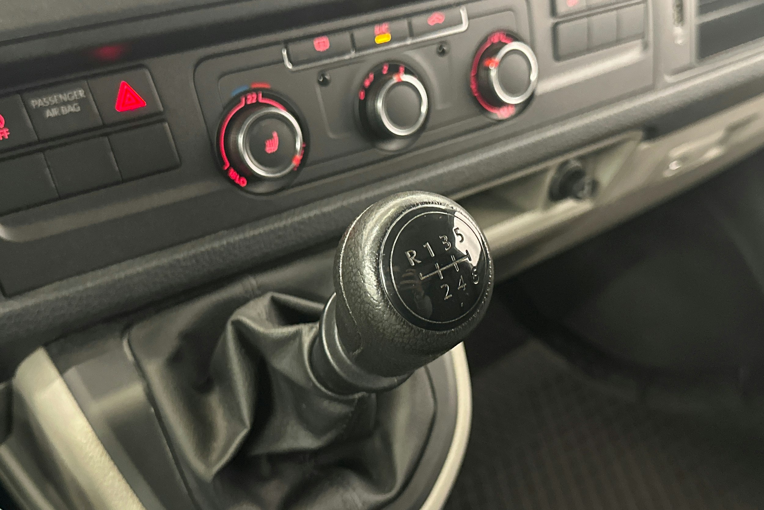 valkoinen Volkswagen Transporter 2019 kuva 23.