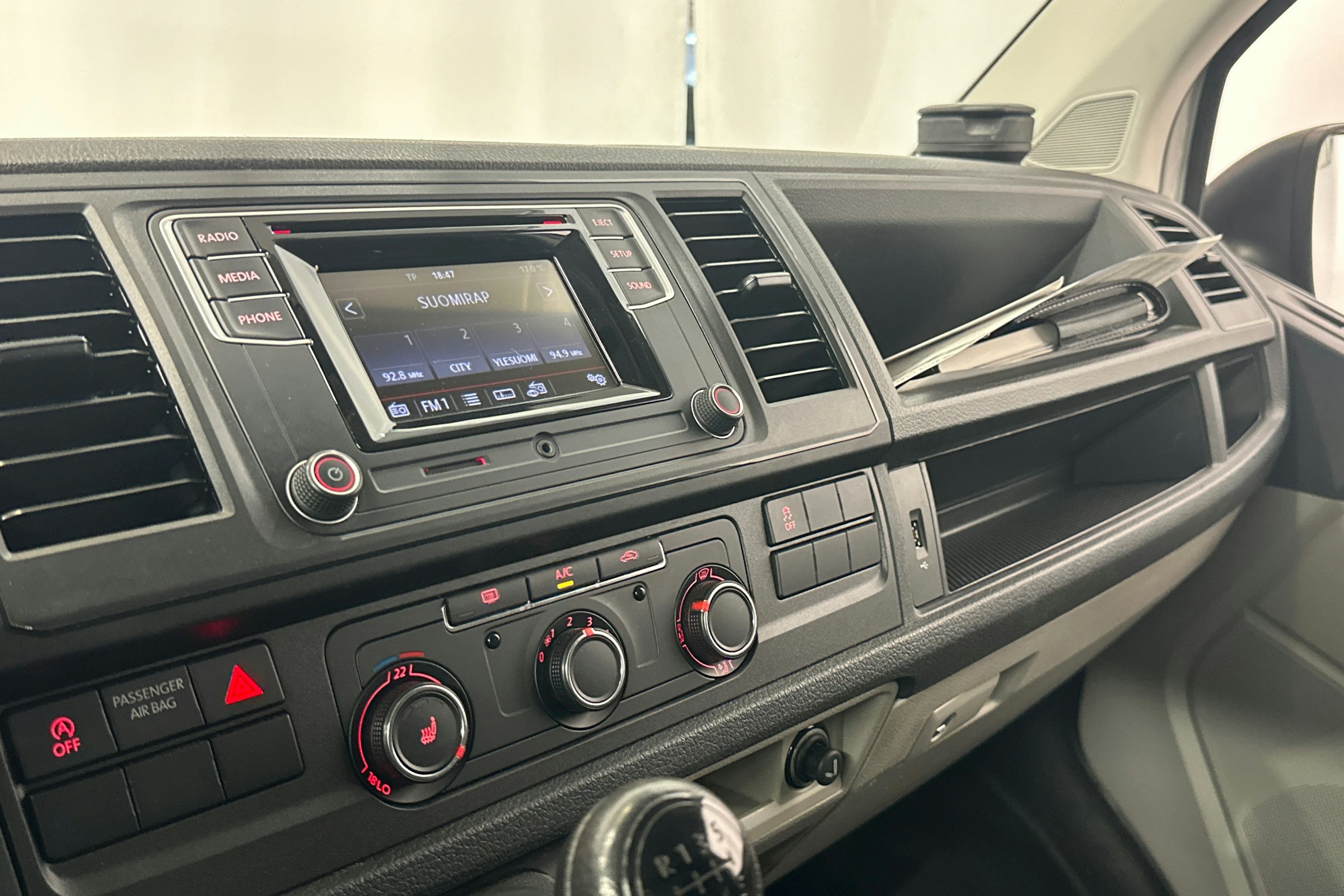 valkoinen Volkswagen Transporter 2019 kuva 24.