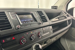 valkoinen Volkswagen Transporter 2019 kuva 24.