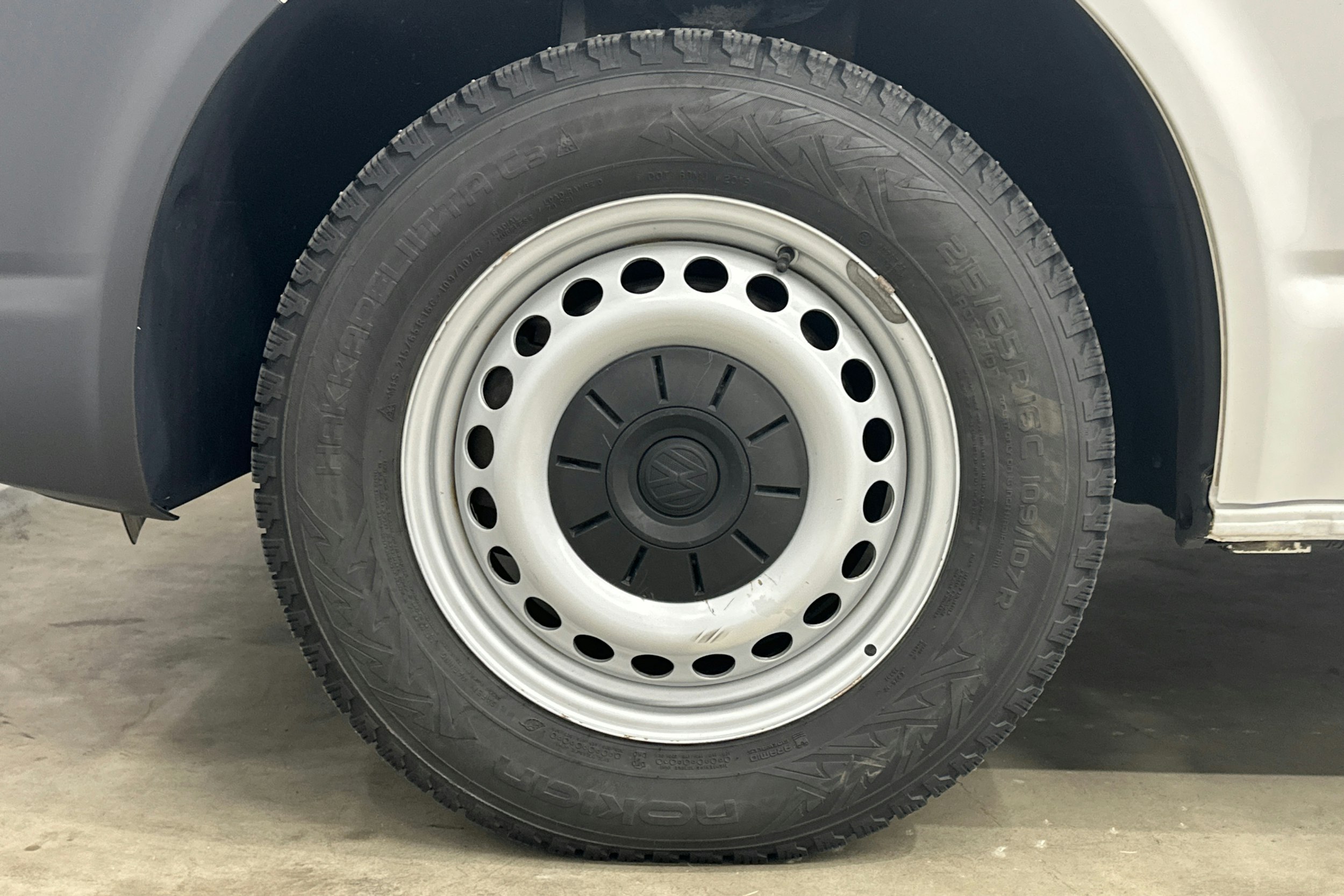 valkoinen Volkswagen Transporter 2019 kuva 27.