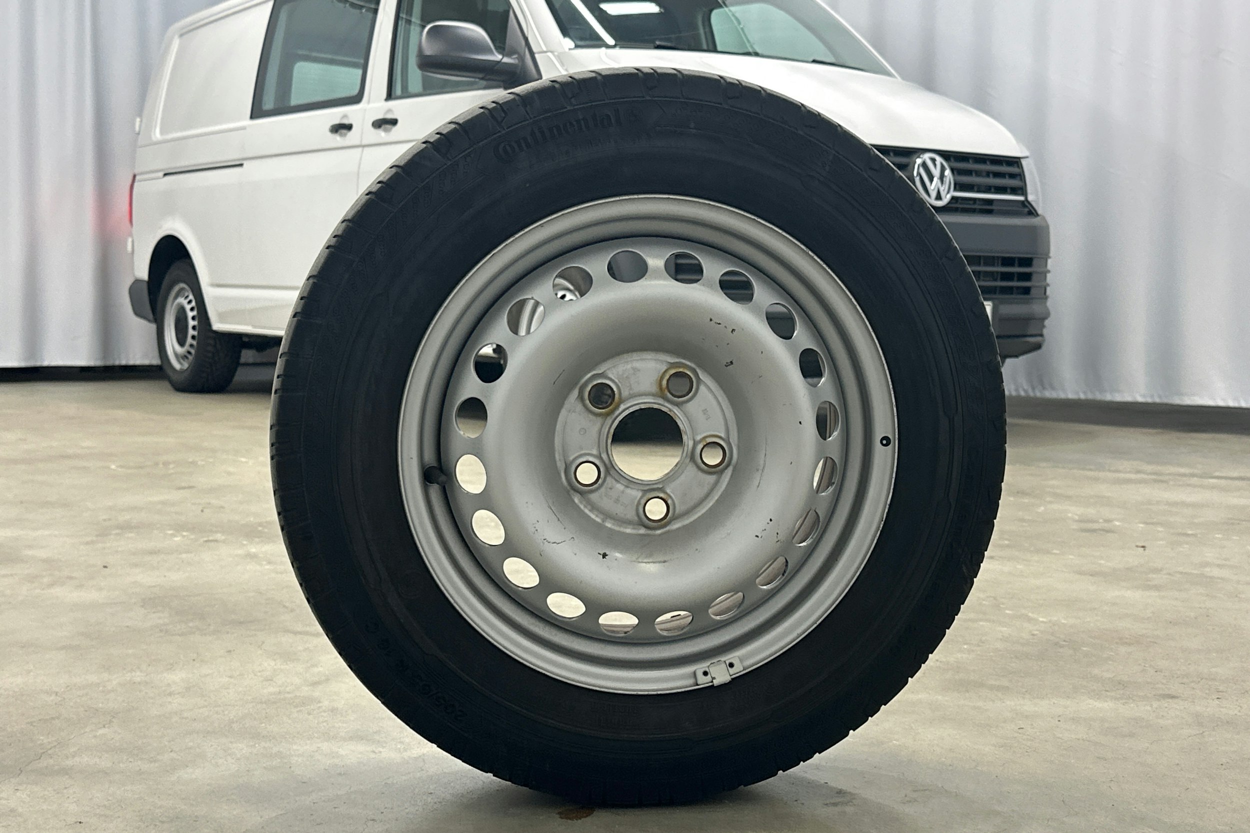 valkoinen Volkswagen Transporter 2019 kuva 29.