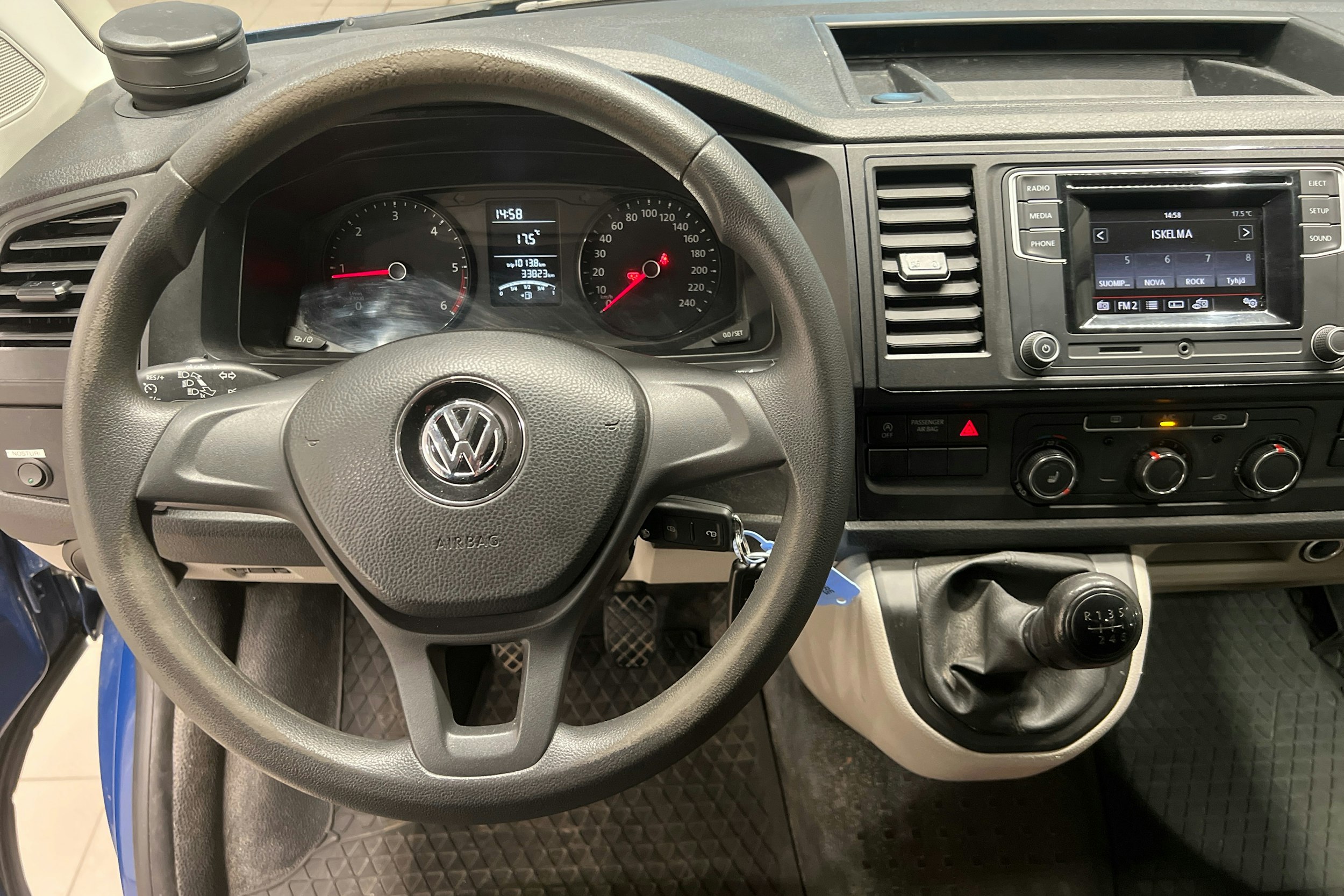 Sininen Volkswagen Transporter 2019 kuva 7.