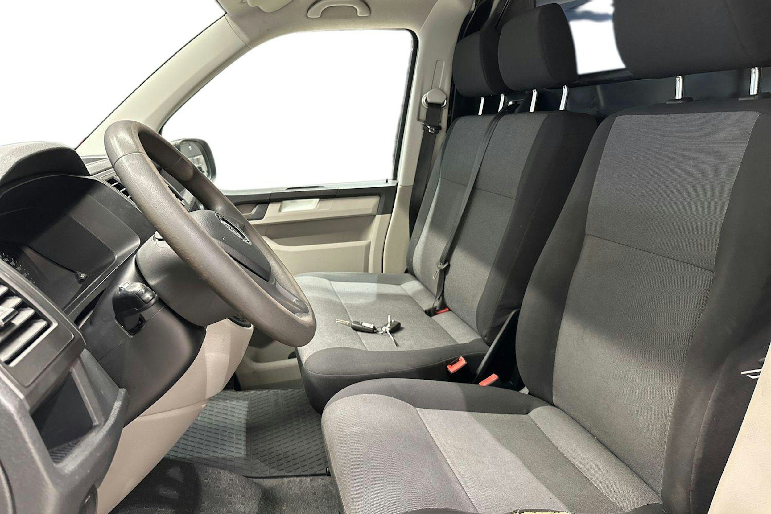 Valkoinen Volkswagen Transporter 2019 kuva 8.