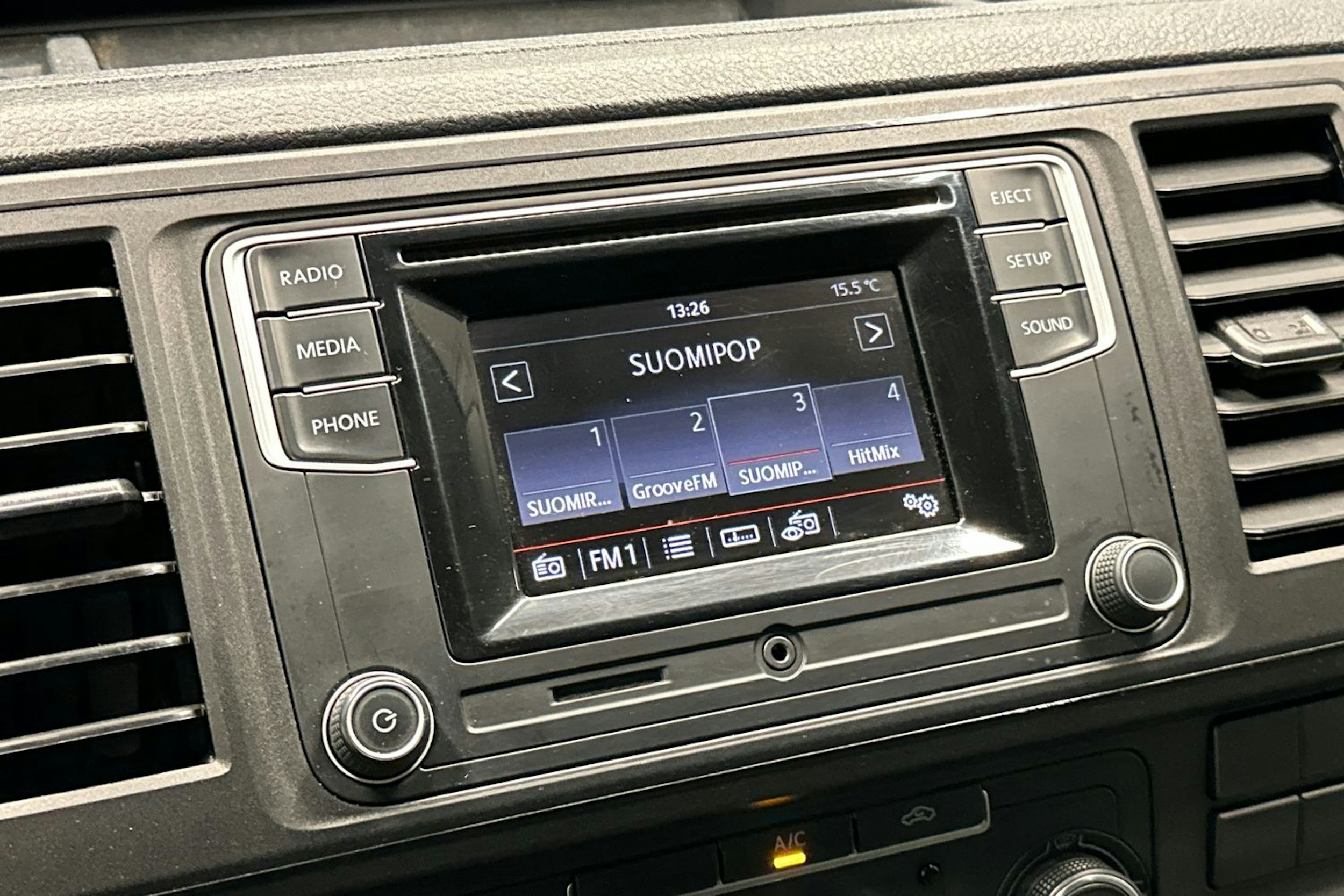 Valkoinen Volkswagen Transporter 2019 kuva 12.