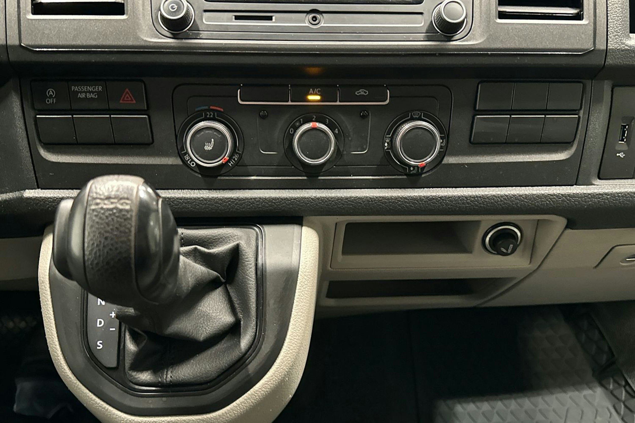 Valkoinen Volkswagen Transporter 2019 kuva 14.