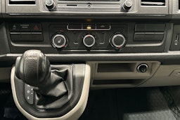 Valkoinen Volkswagen Transporter 2019 kuva 14.