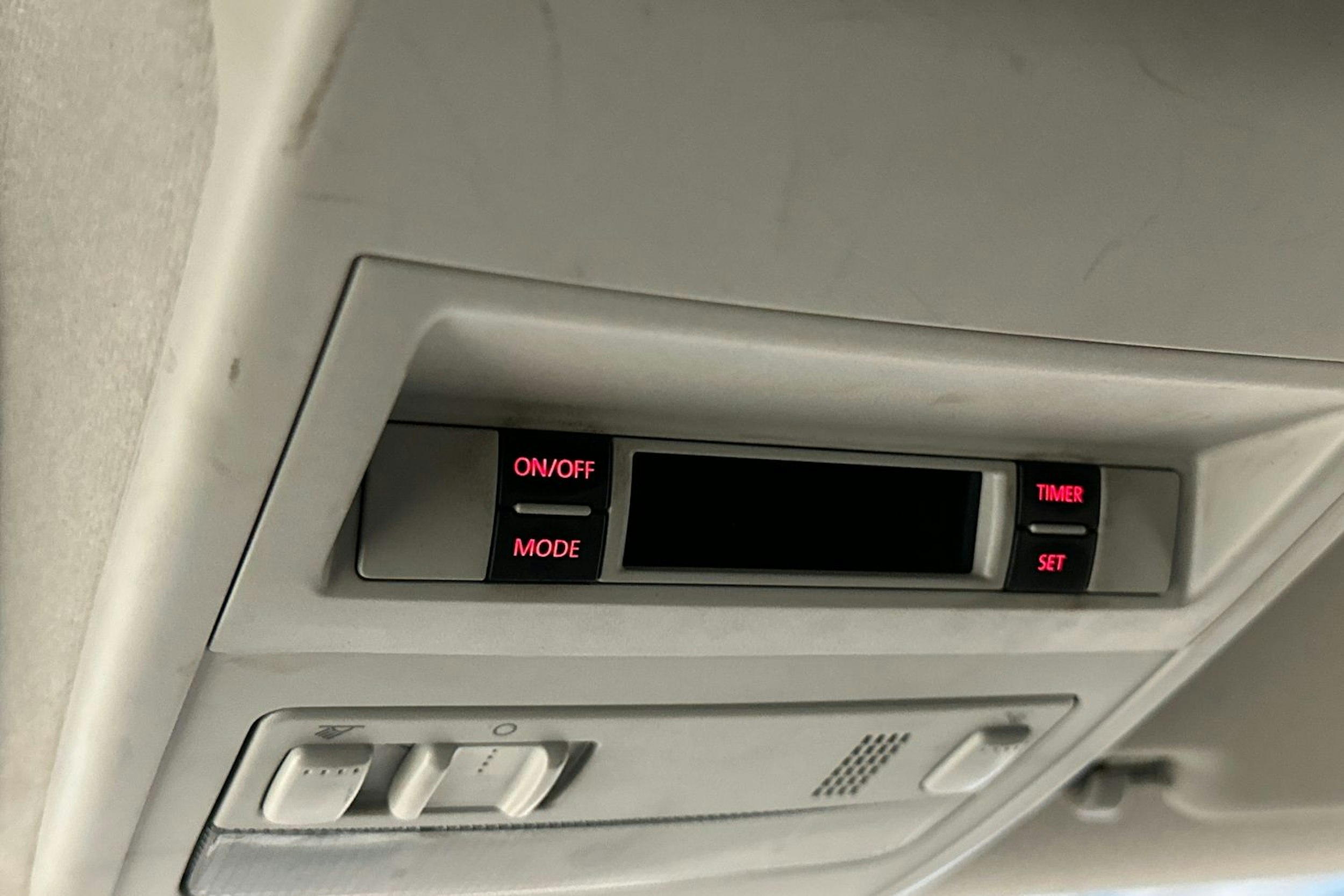 Valkoinen Volkswagen Transporter 2019 kuva 16.