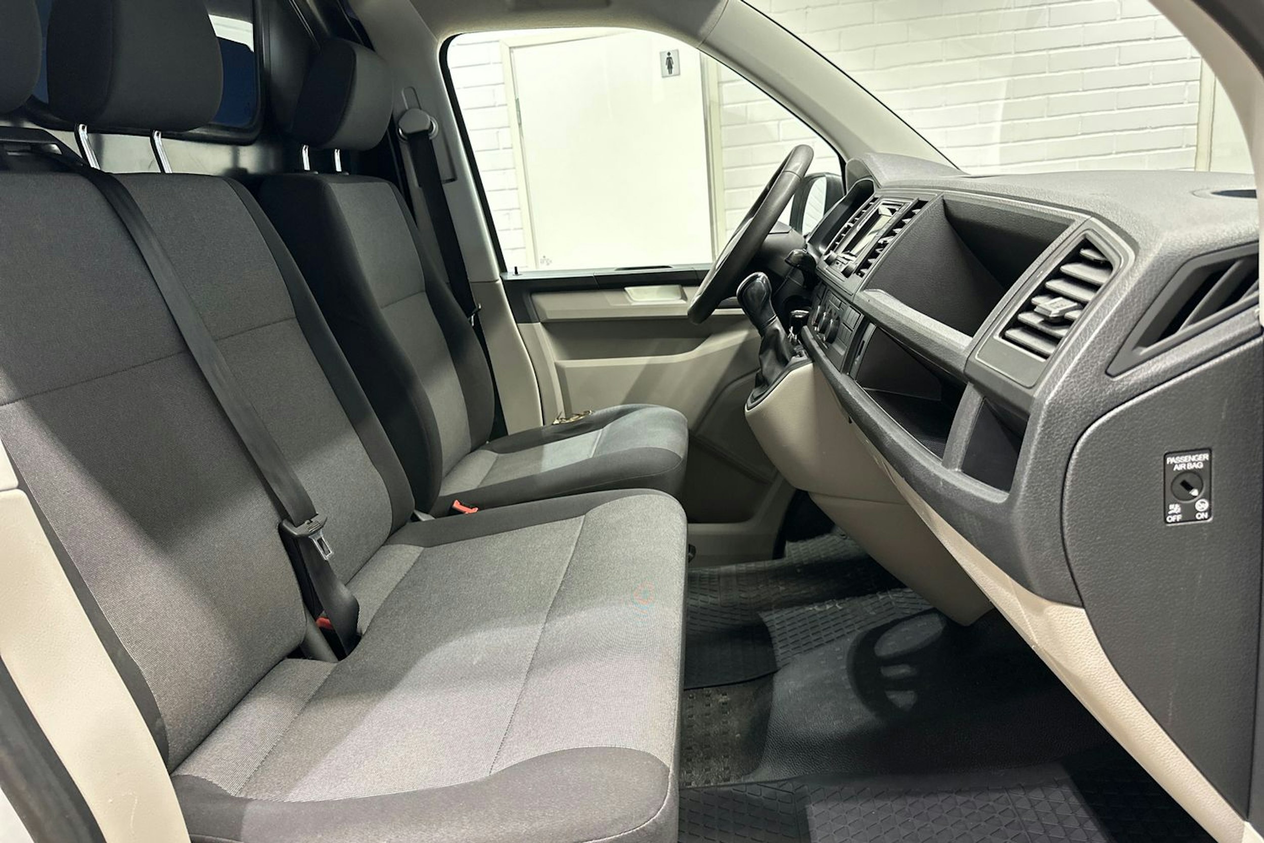 Valkoinen Volkswagen Transporter 2019 kuva 18.