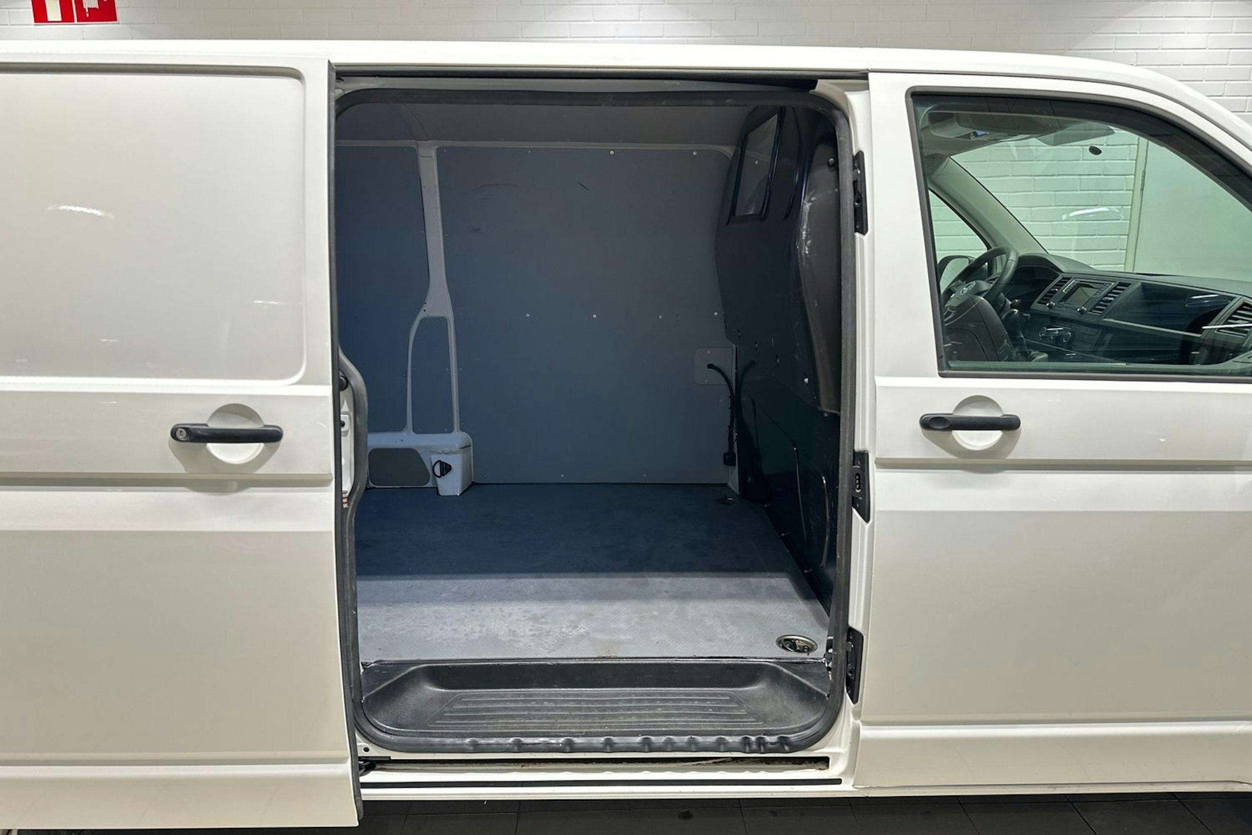 Valkoinen Volkswagen Transporter 2019 kuva 19.