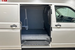 Valkoinen Volkswagen Transporter 2019 kuva 19.