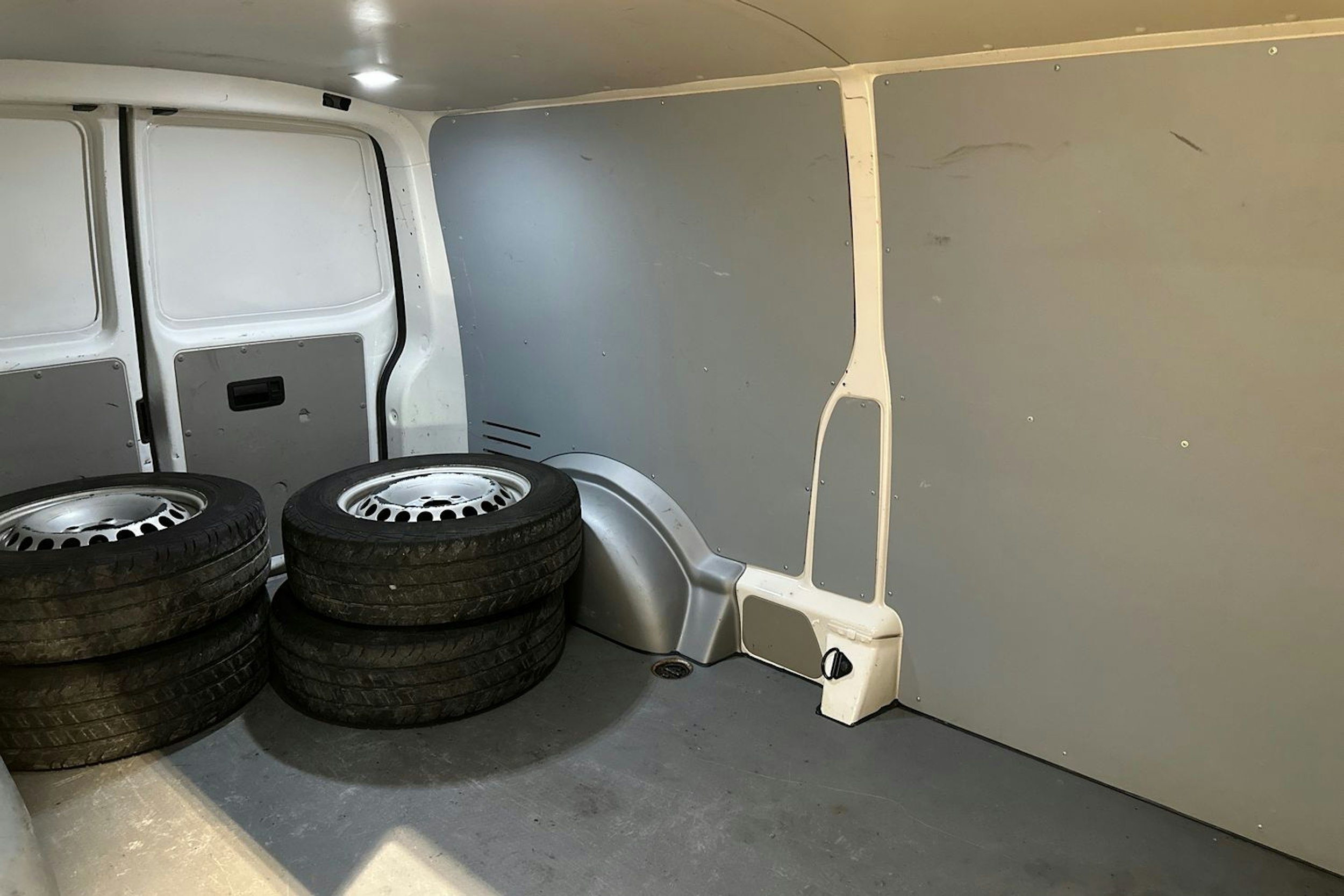 Valkoinen Volkswagen Transporter 2019 kuva 21.