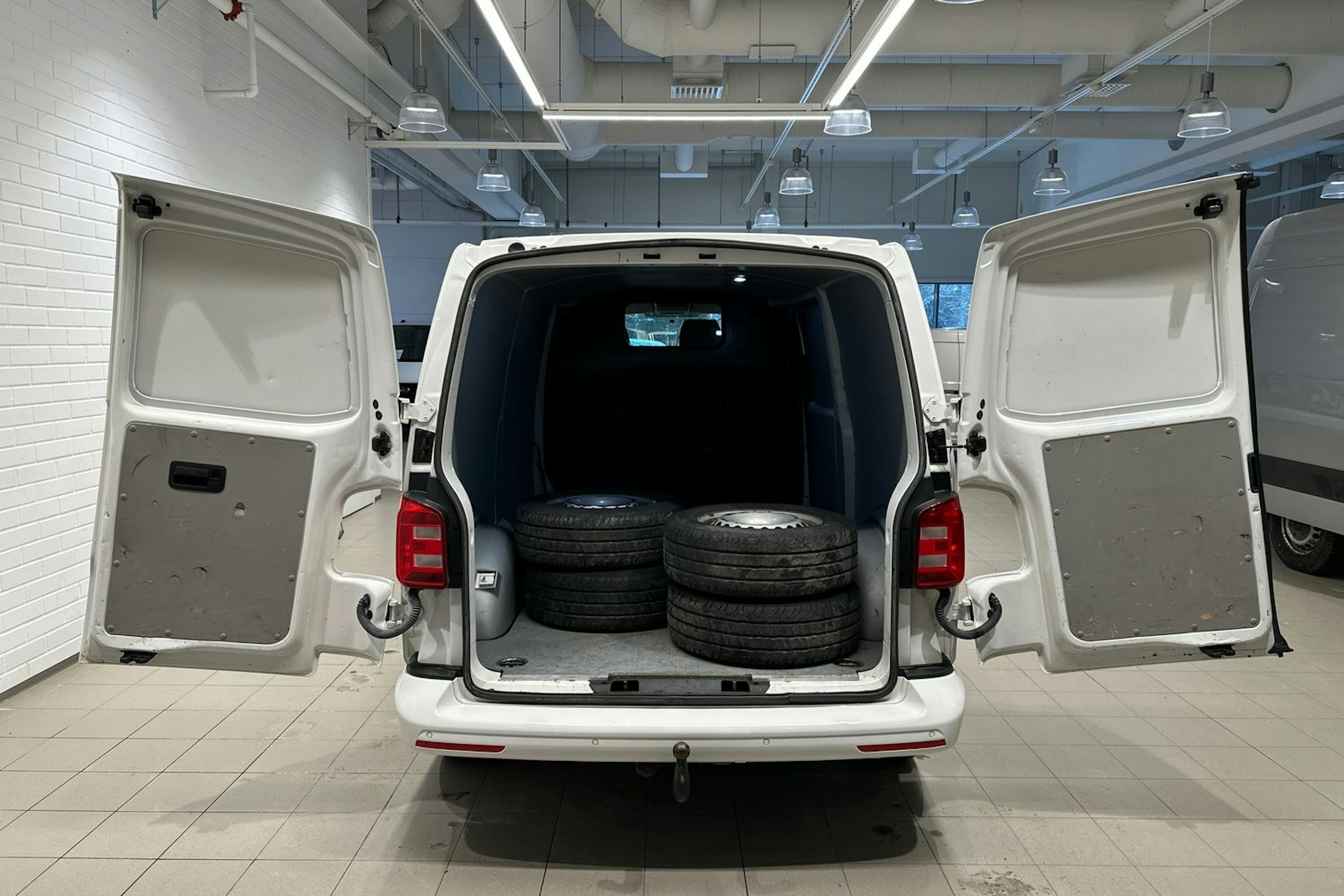 Valkoinen Volkswagen Transporter 2019 kuva 22.