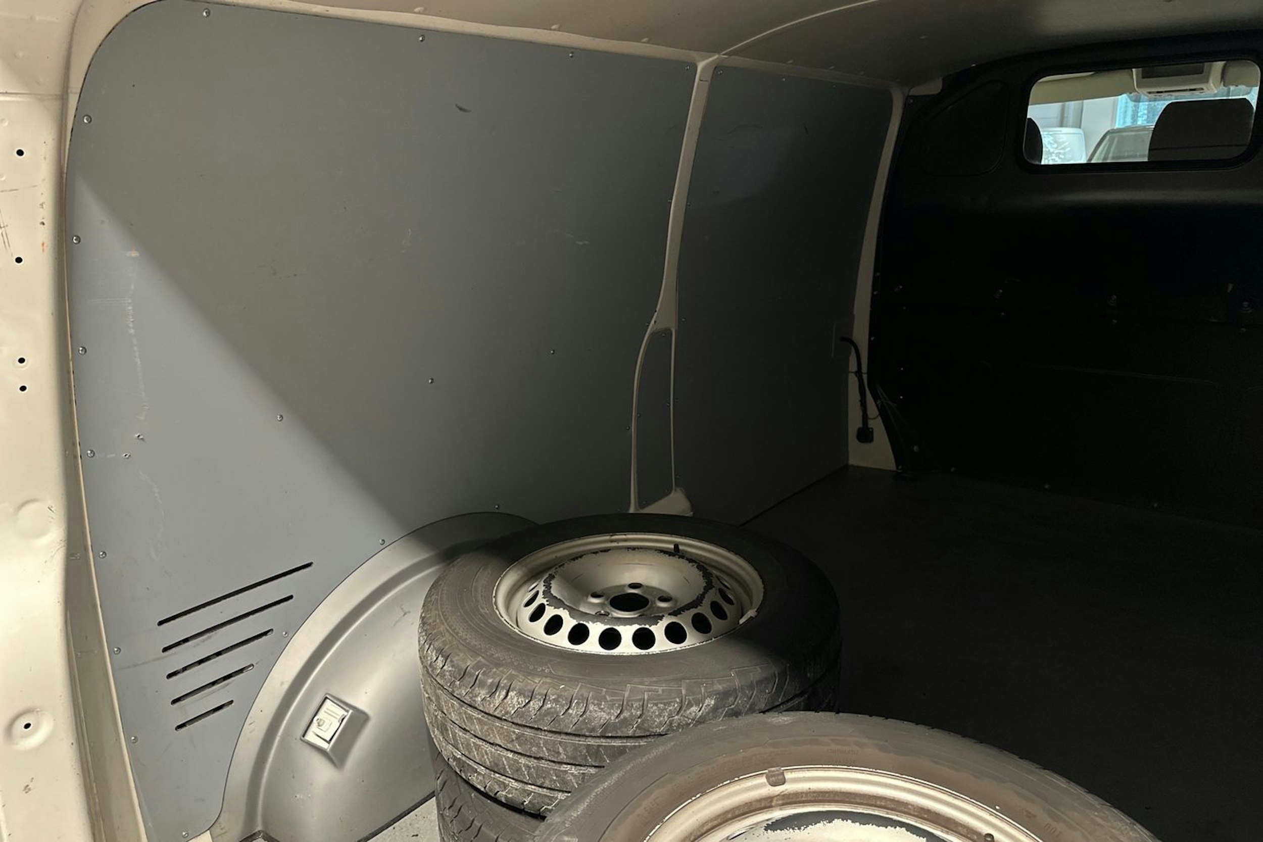 Valkoinen Volkswagen Transporter 2019 kuva 23.